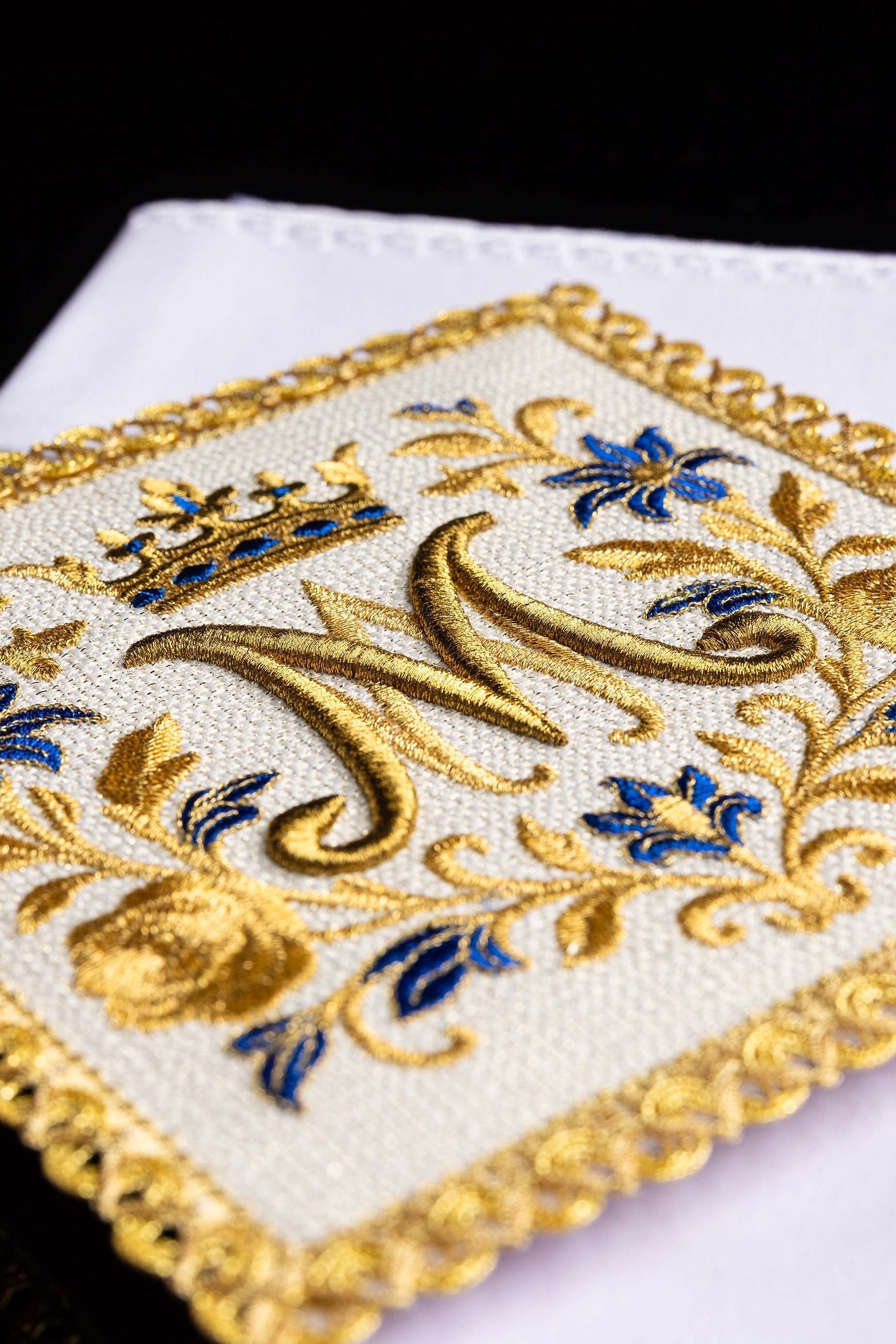 Embroidered chalice linens set with a Marian symbol LE/5045 - CHASUBLES.COM