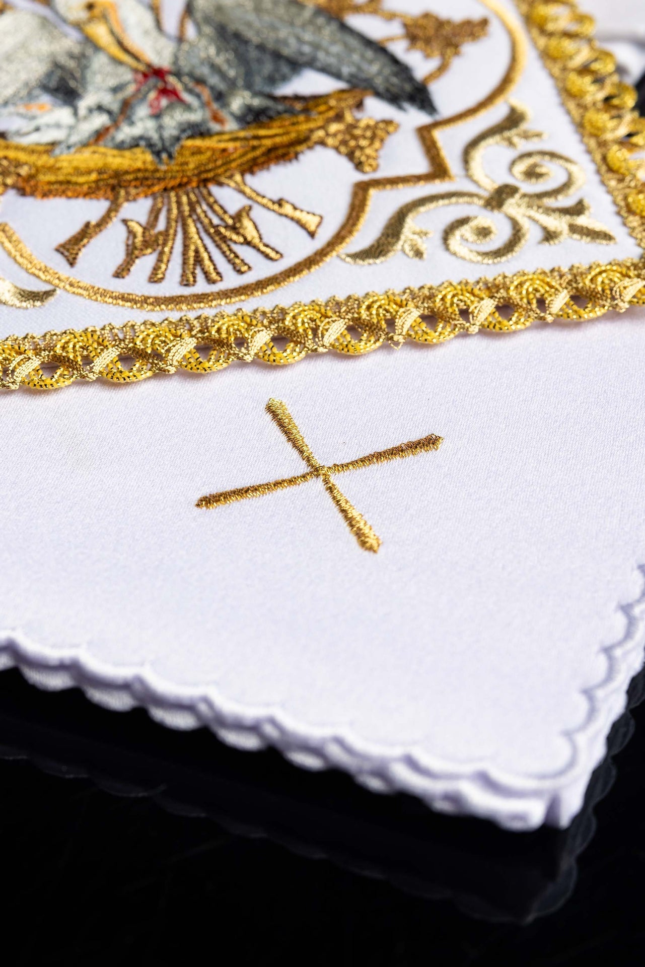 Embroidered chalice linens set with a pelican motif KK/5008 - CHASUBLES.COM