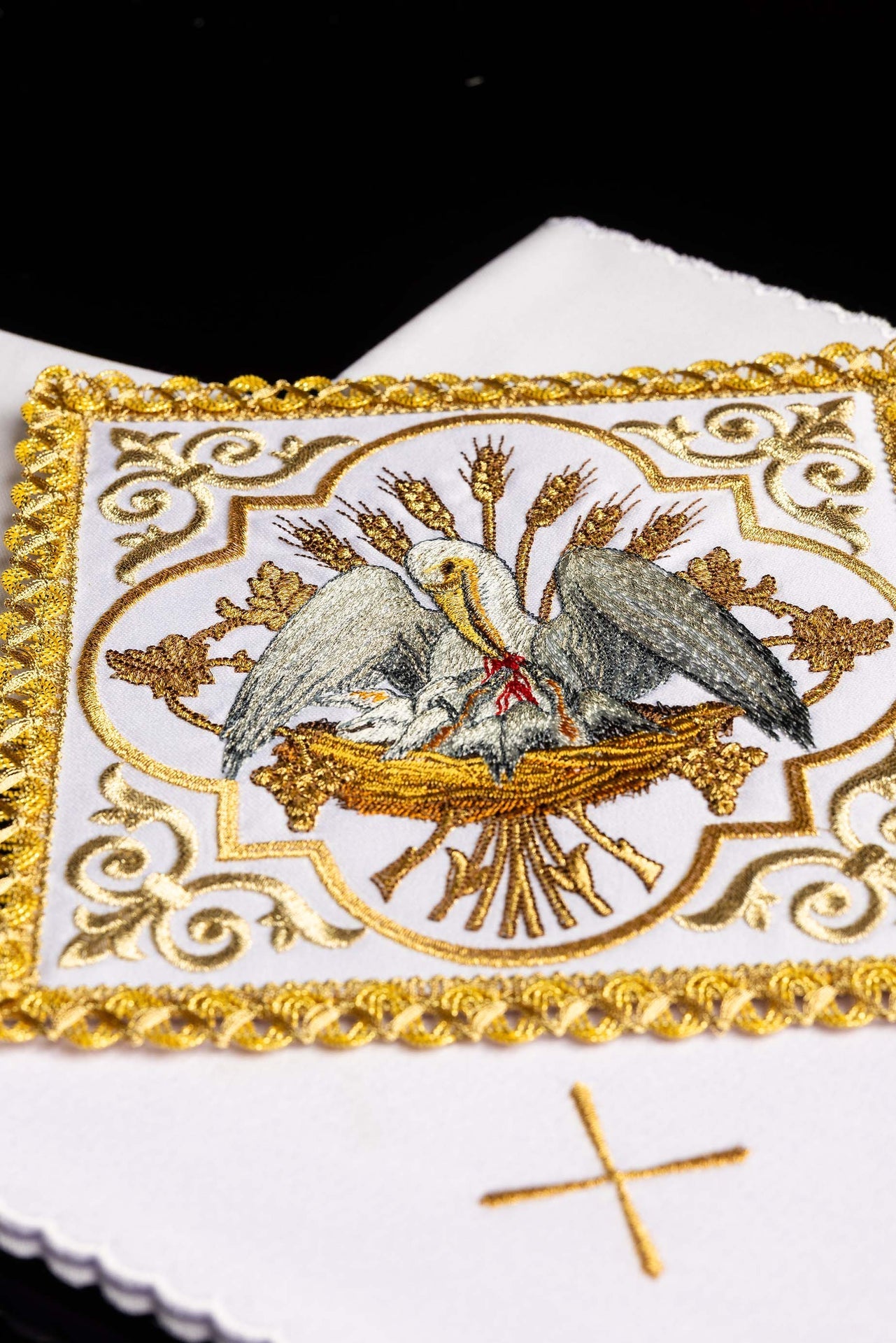 Embroidered chalice linens set with a pelican motif KK/5008 - CHASUBLES.COM