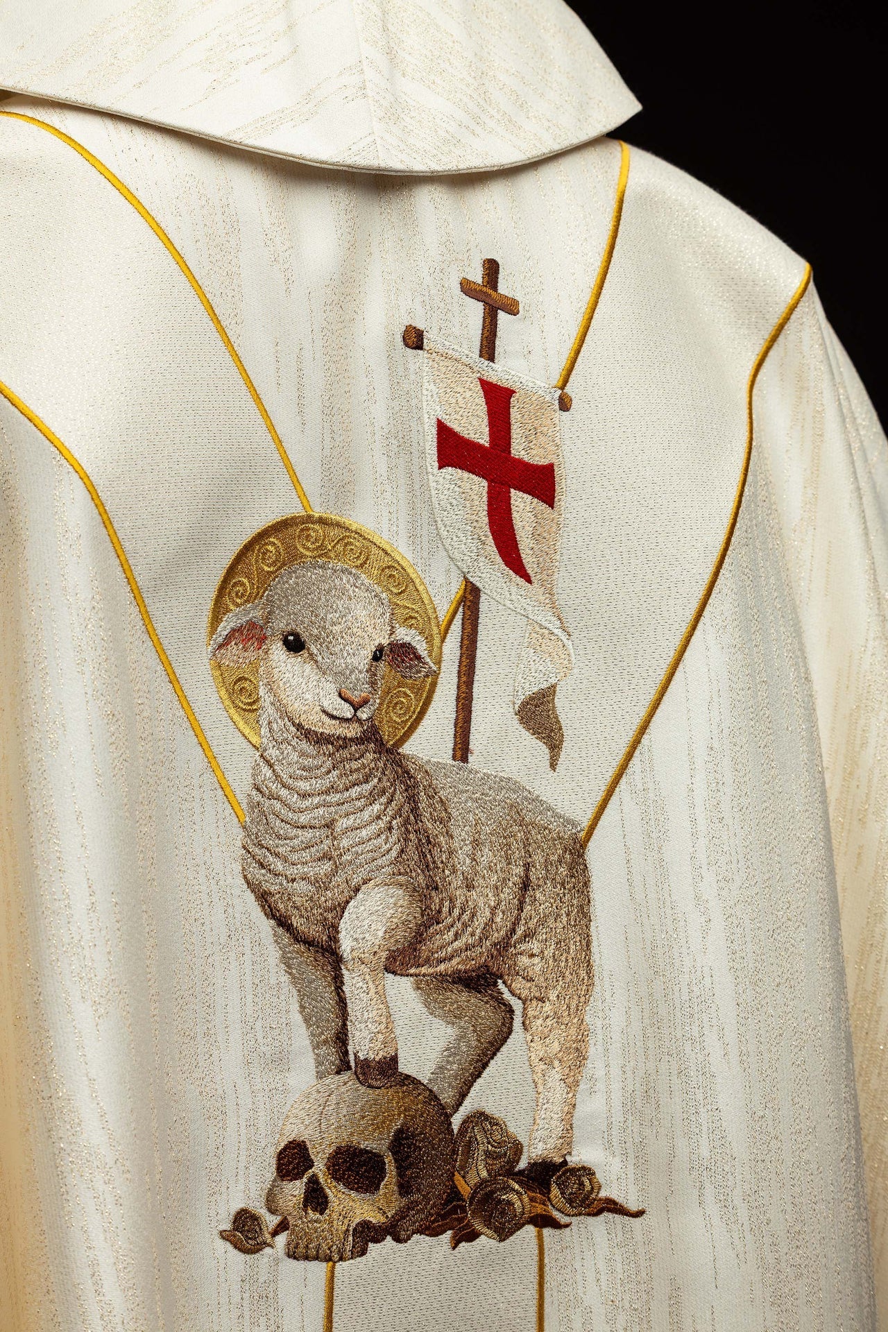 Embroidered chasuble featuring the image of the Risen Jesus and the Paschal Lamb KOW2/044/05/99 - CHASUBLES.COM
