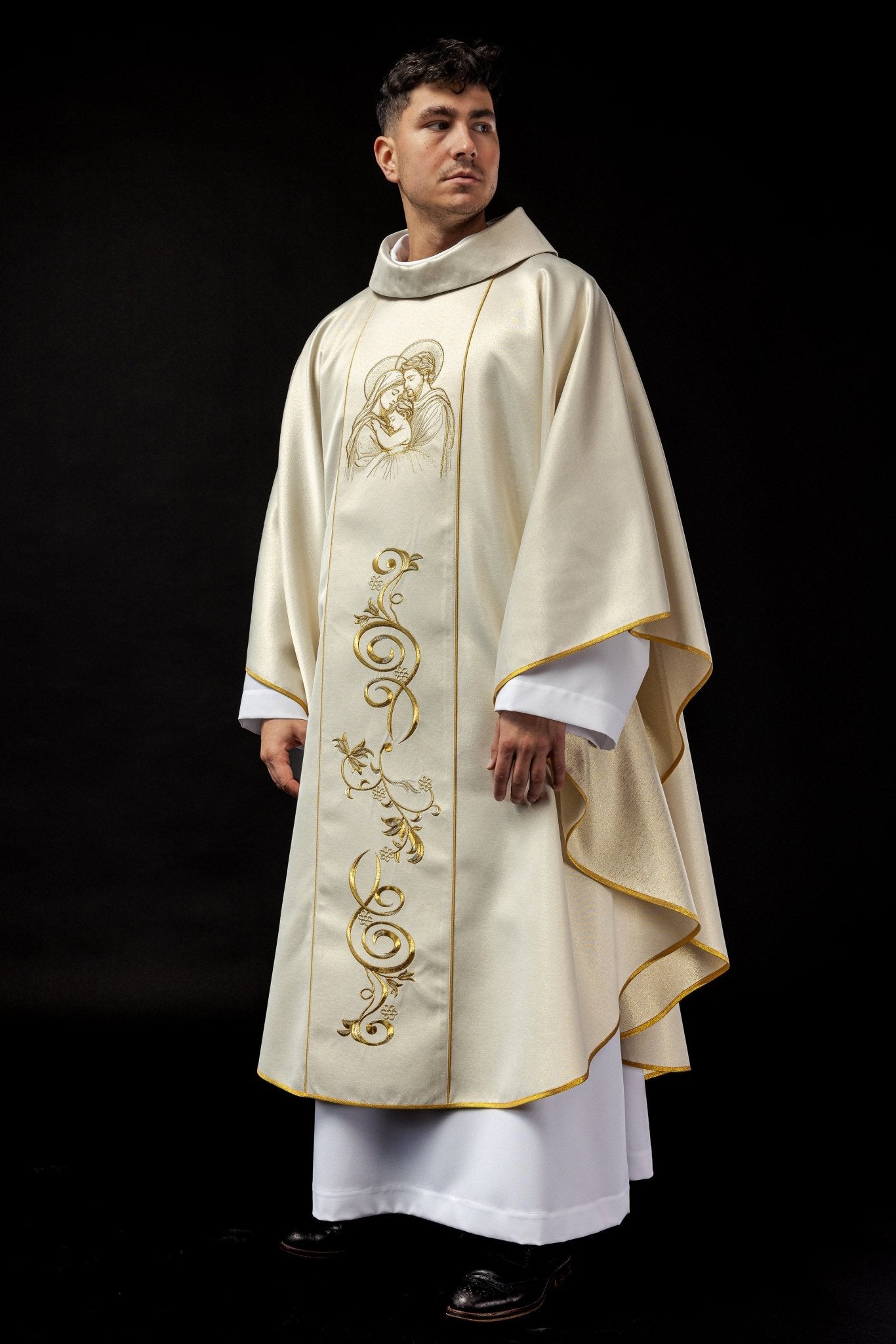 Embroidered chasuble for Christmas with an image of the Holy Family KOW2/020/05/54 - HAFTINAUSA.COM