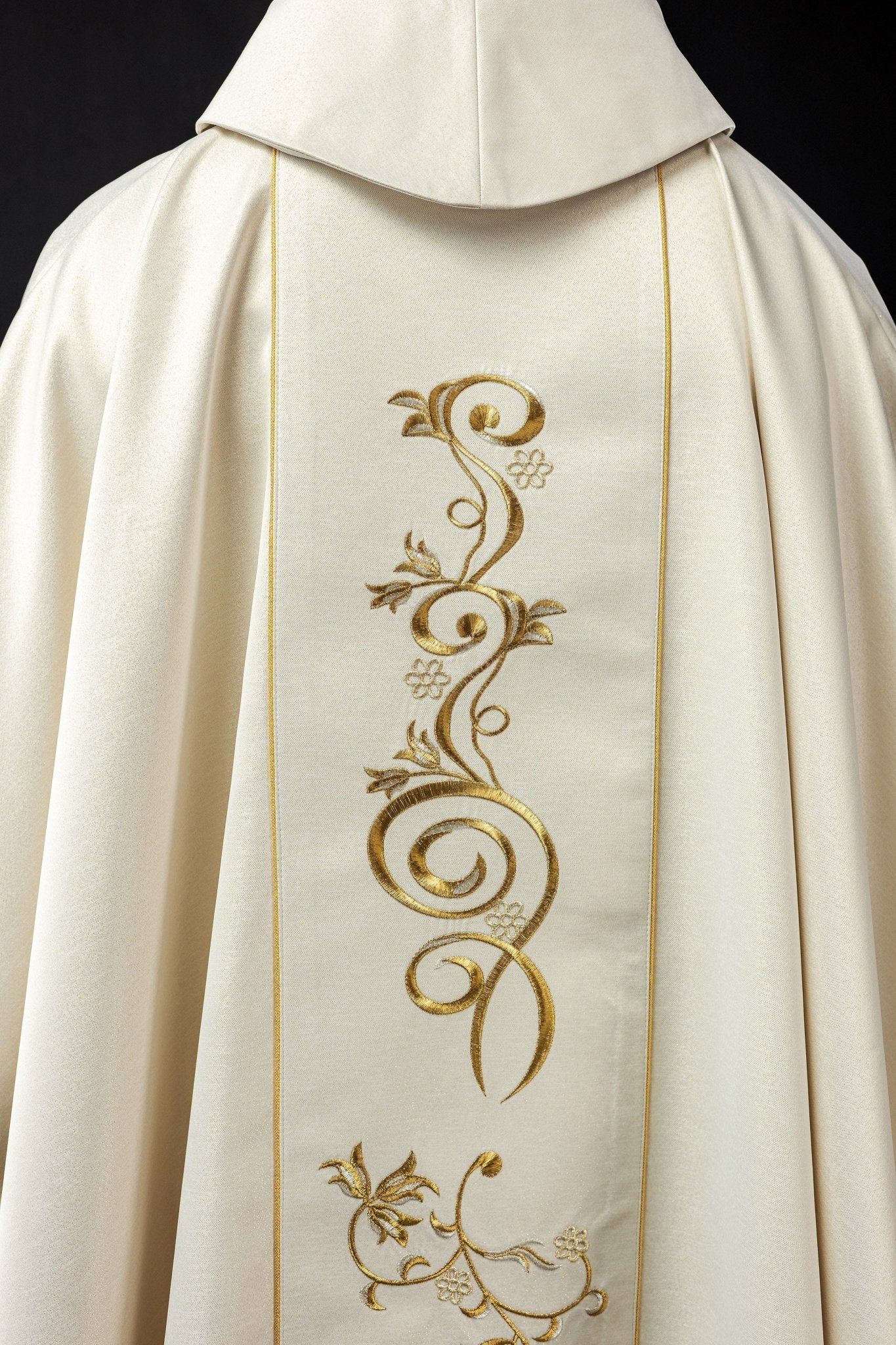 Embroidered chasuble for Christmas with an image of the Holy Family KOW2/020/05/54 - HAFTINAUSA.COM