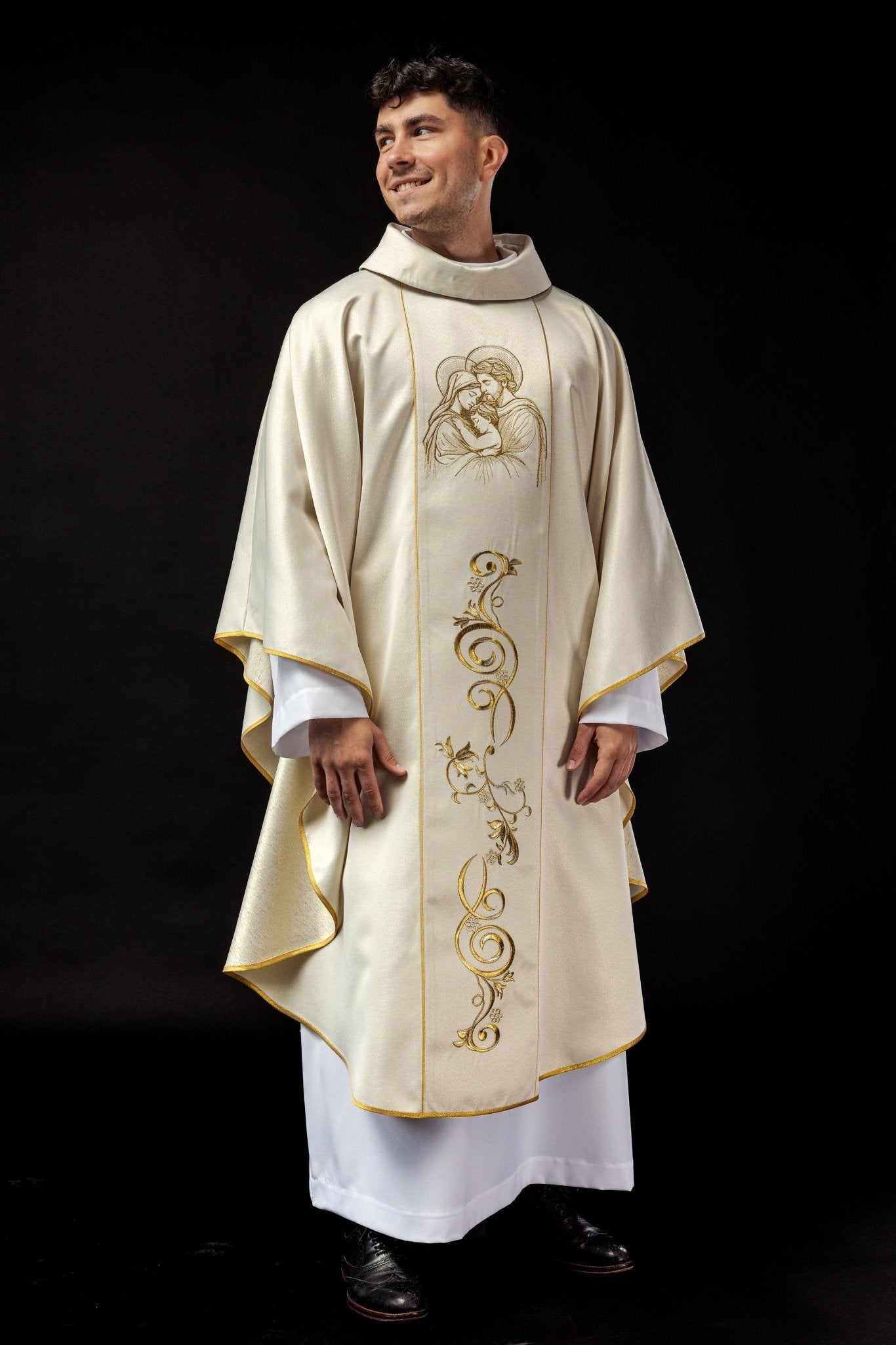 Embroidered chasuble for Christmas with an image of the Holy Family KOW2/020/05/54 - HAFTINAUSA.COM