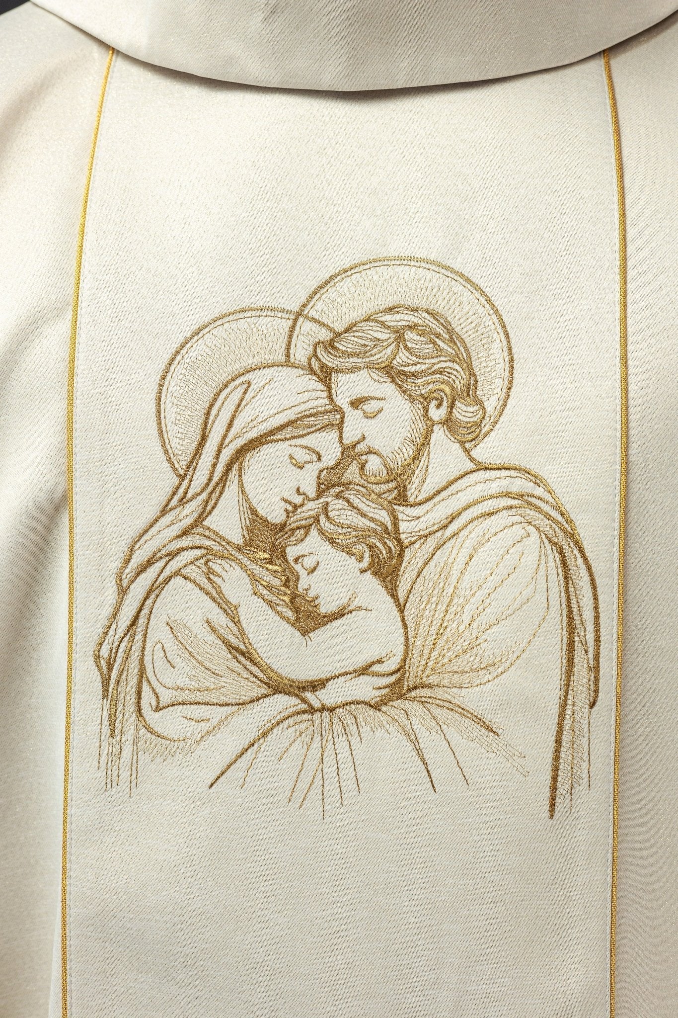 Embroidered chasuble for Christmas with an image of the Holy Family KOW2/020/05/54 - HAFTINAUSA.COM
