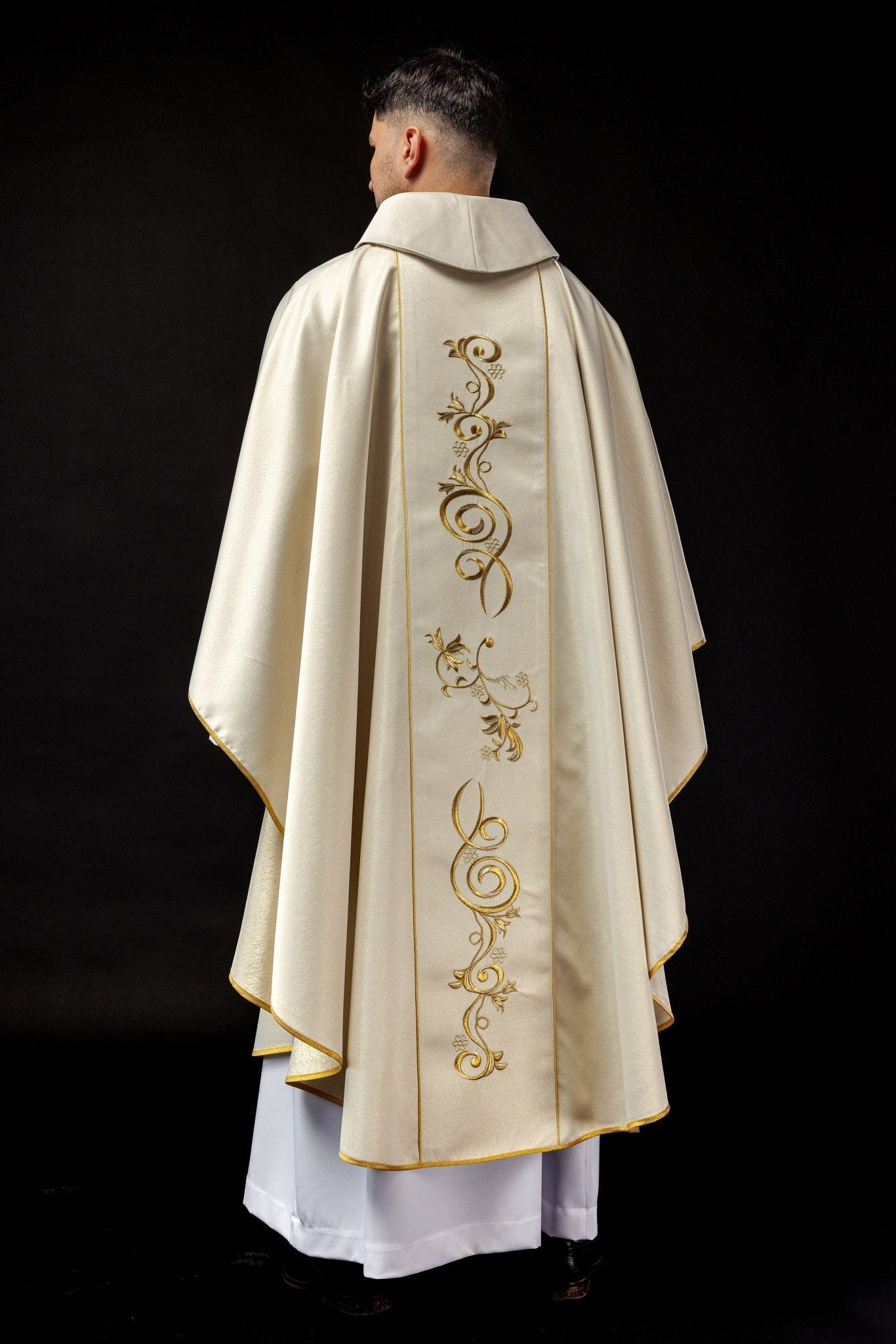 Embroidered chasuble for Christmas with an image of the Holy Family KOW2/020/05/54 - HAFTINAUSA.COM