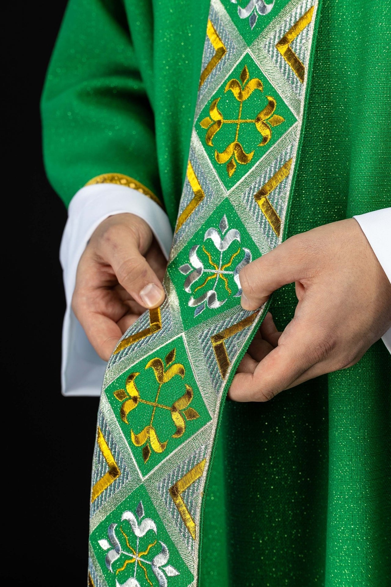 Embroidered chasuble panel included with the green chasuble set LE/7042/01 - CHASUBLES.COM