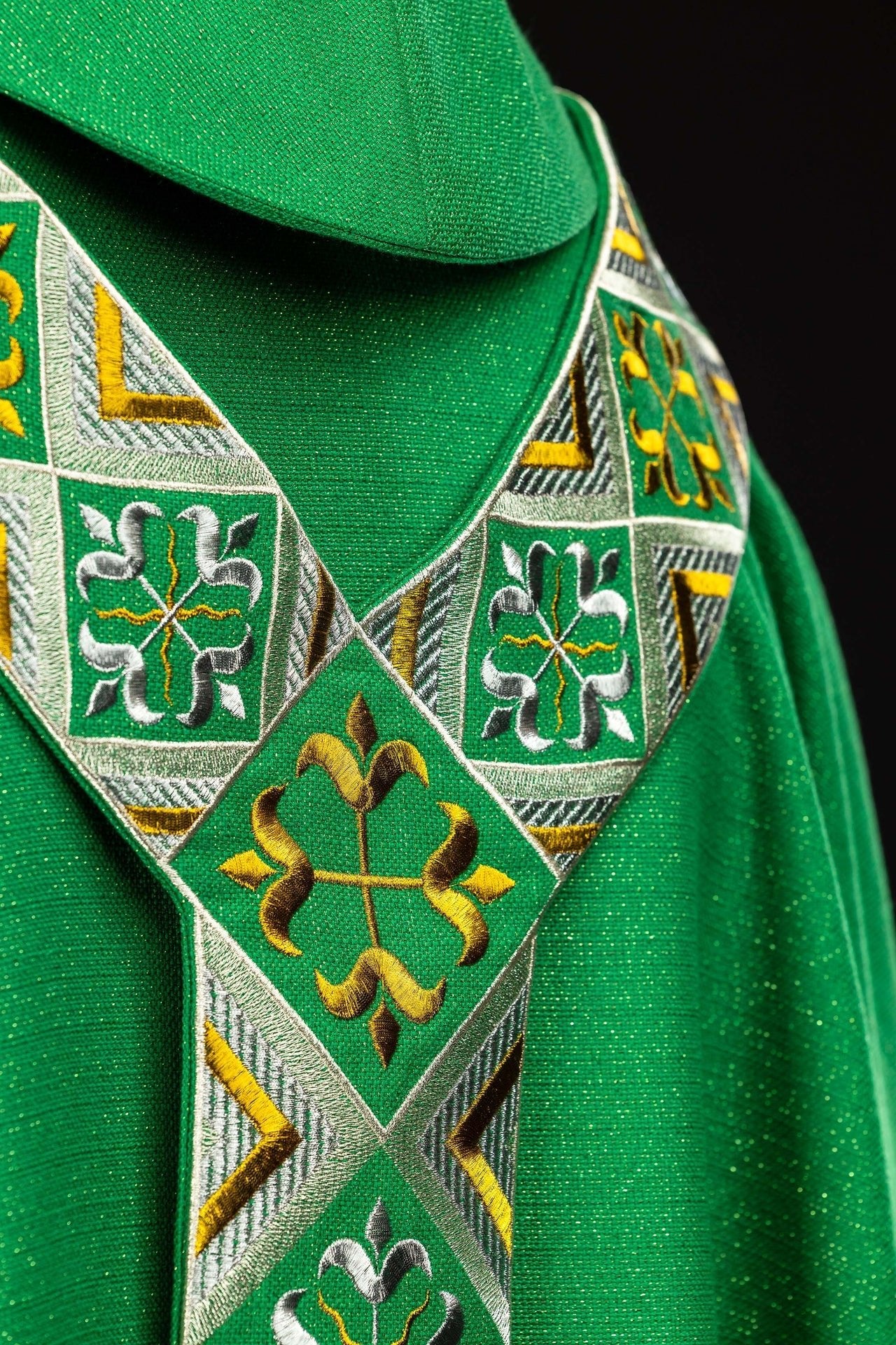 Embroidered chasuble panel included with the green chasuble set LE/7042/01 - CHASUBLES.COM