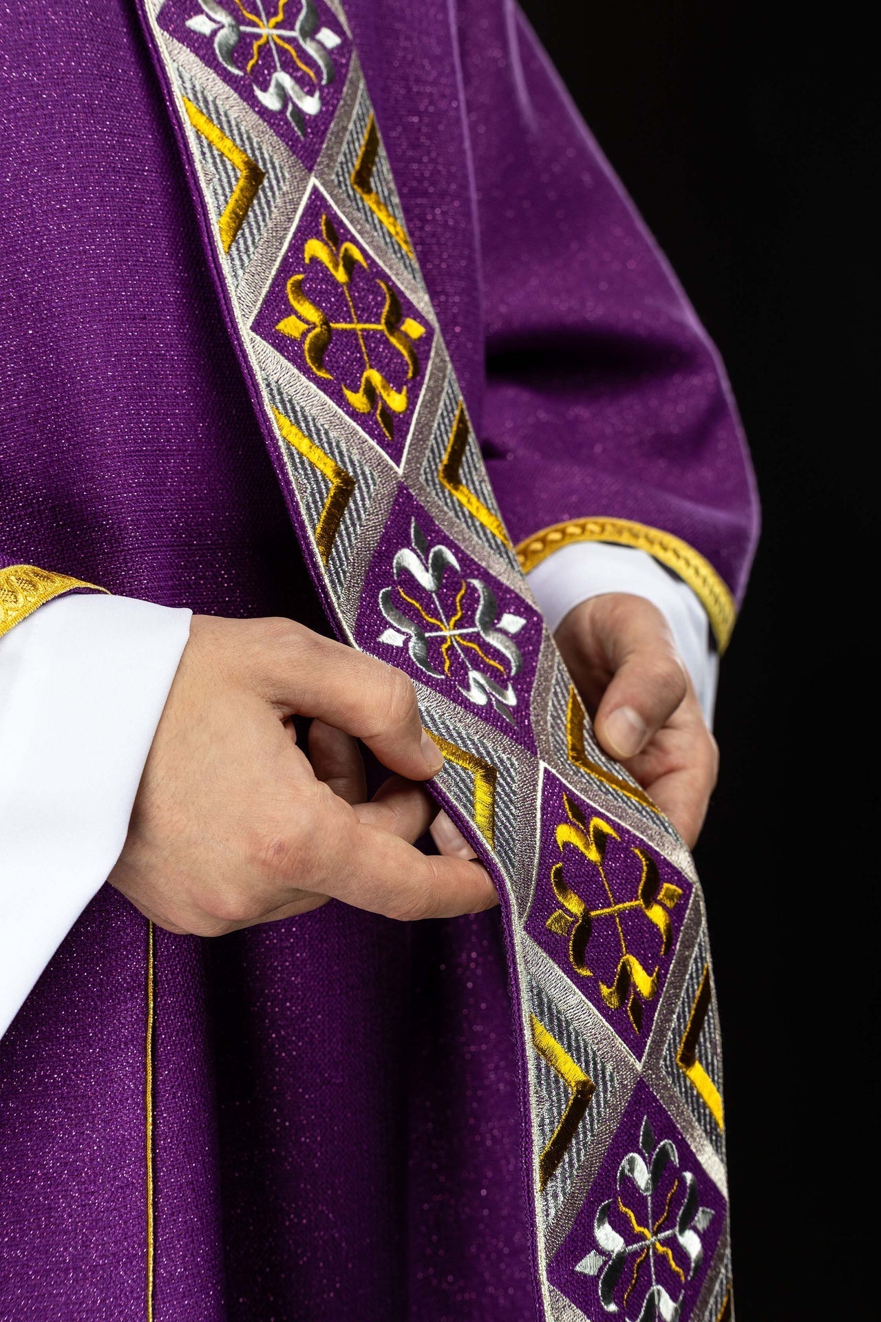 Embroidered chasuble panel included with the purple chasuble set LE/7042/03 - CHASUBLES.COM