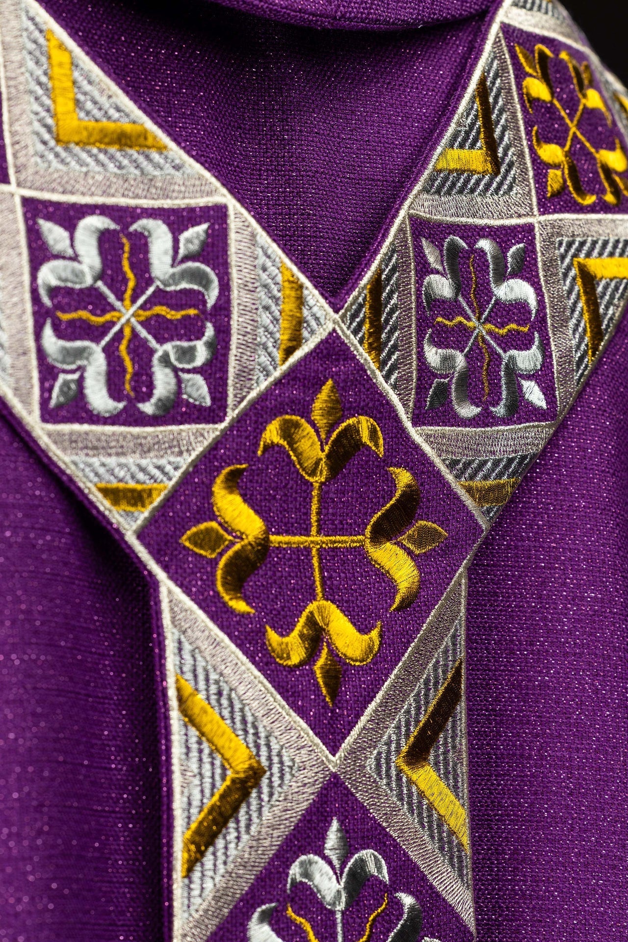 Embroidered chasuble panel included with the purple chasuble set LE/7042/03 - CHASUBLES.COM