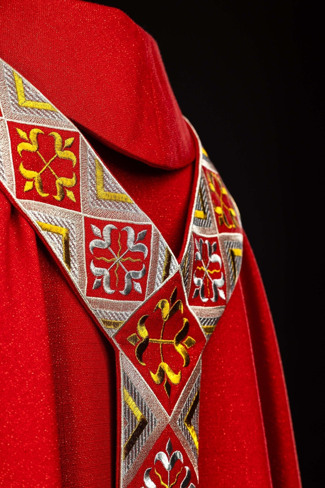 Embroidered chasuble panel included with the red chasuble set LE/7042/02 - CHASUBLES.COM