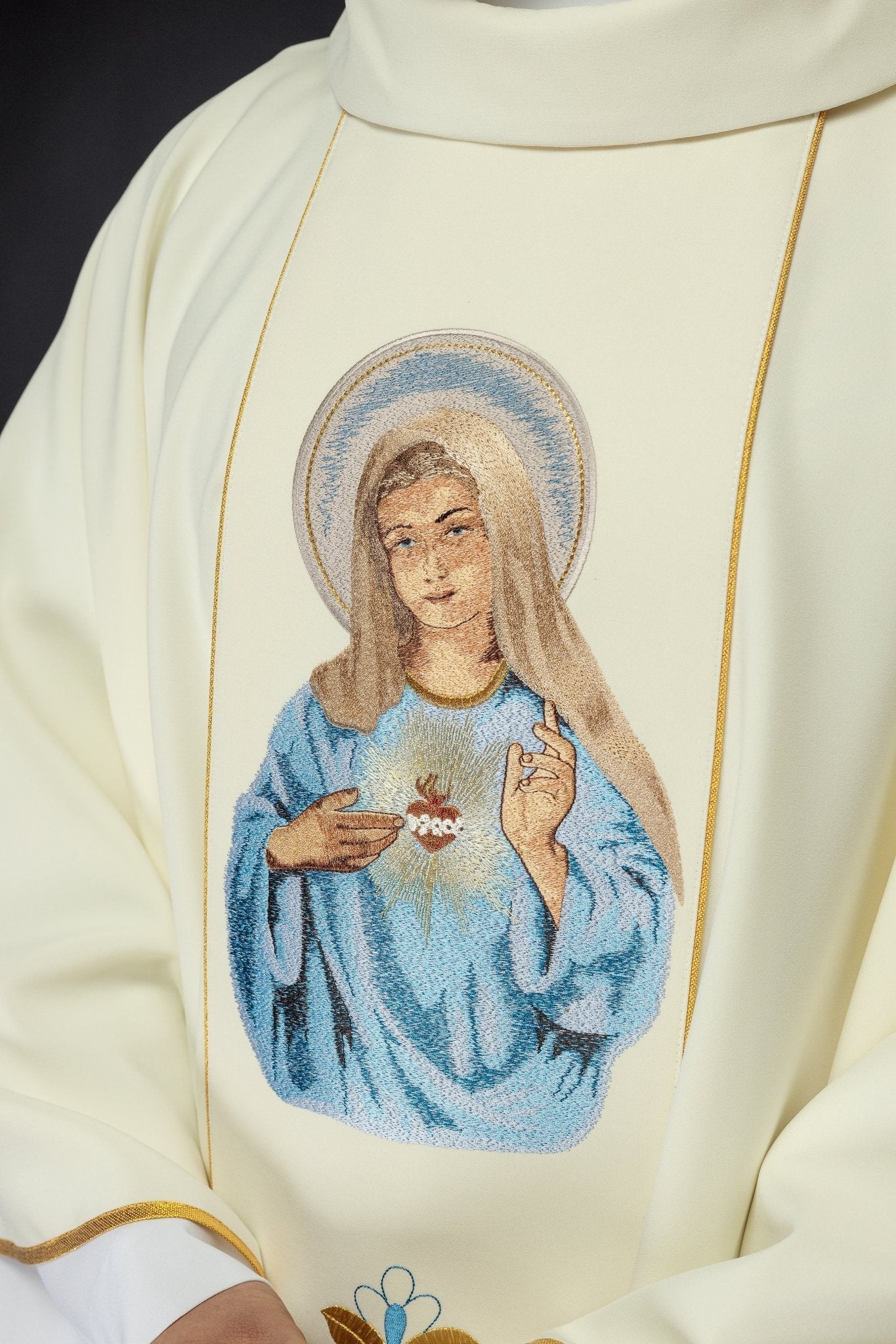 Embroidered chasuble with an image of the Heart of Mary KOW2/003/05/01 - HAFTINAUSA.COM