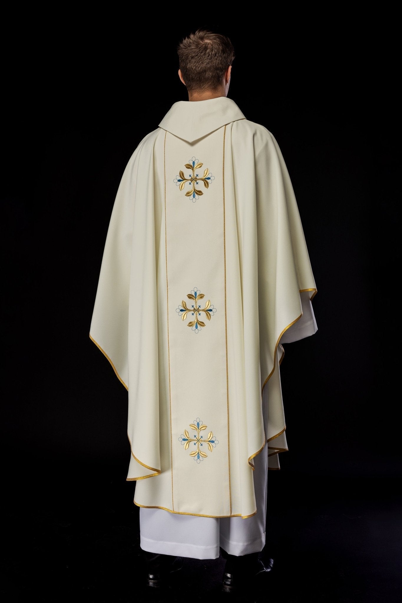 Embroidered chasuble with an image of the Heart of Mary KOW2/003/05/01 - HAFTINAUSA.COM