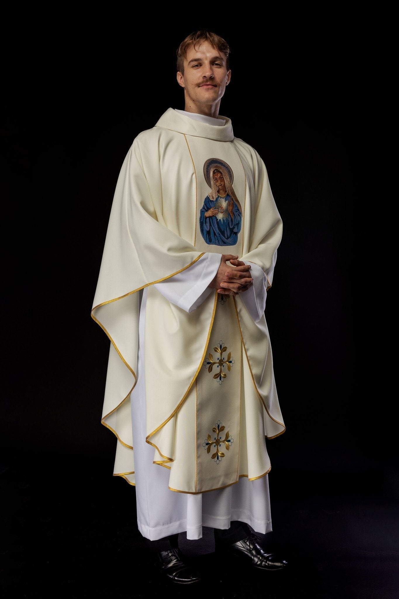 Embroidered chasuble with an image of the Heart of Mary KOW2/003/05/01 - HAFTINAUSA.COM