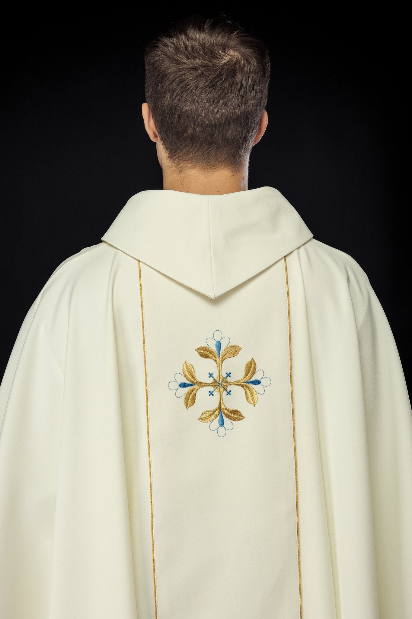 Embroidered chasuble with an image of the Heart of Mary KOW2/003/05/01 - HAFTINAUSA.COM