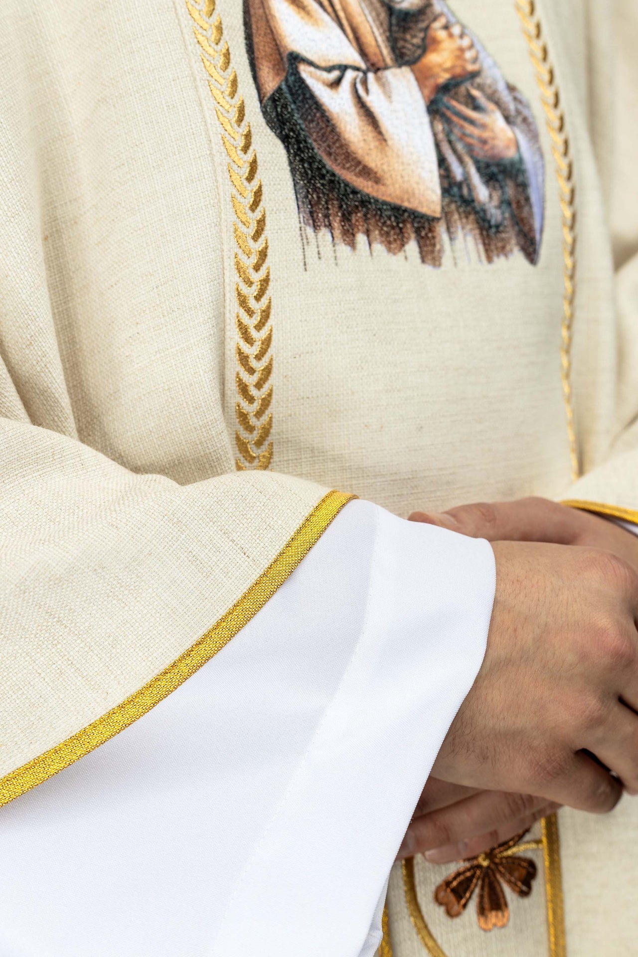 Embroidered chasuble with bands and the image of Jesus the Good Shepherd with a lamb in ecru KOW2/022/05/49 - CHASUBLES.COM