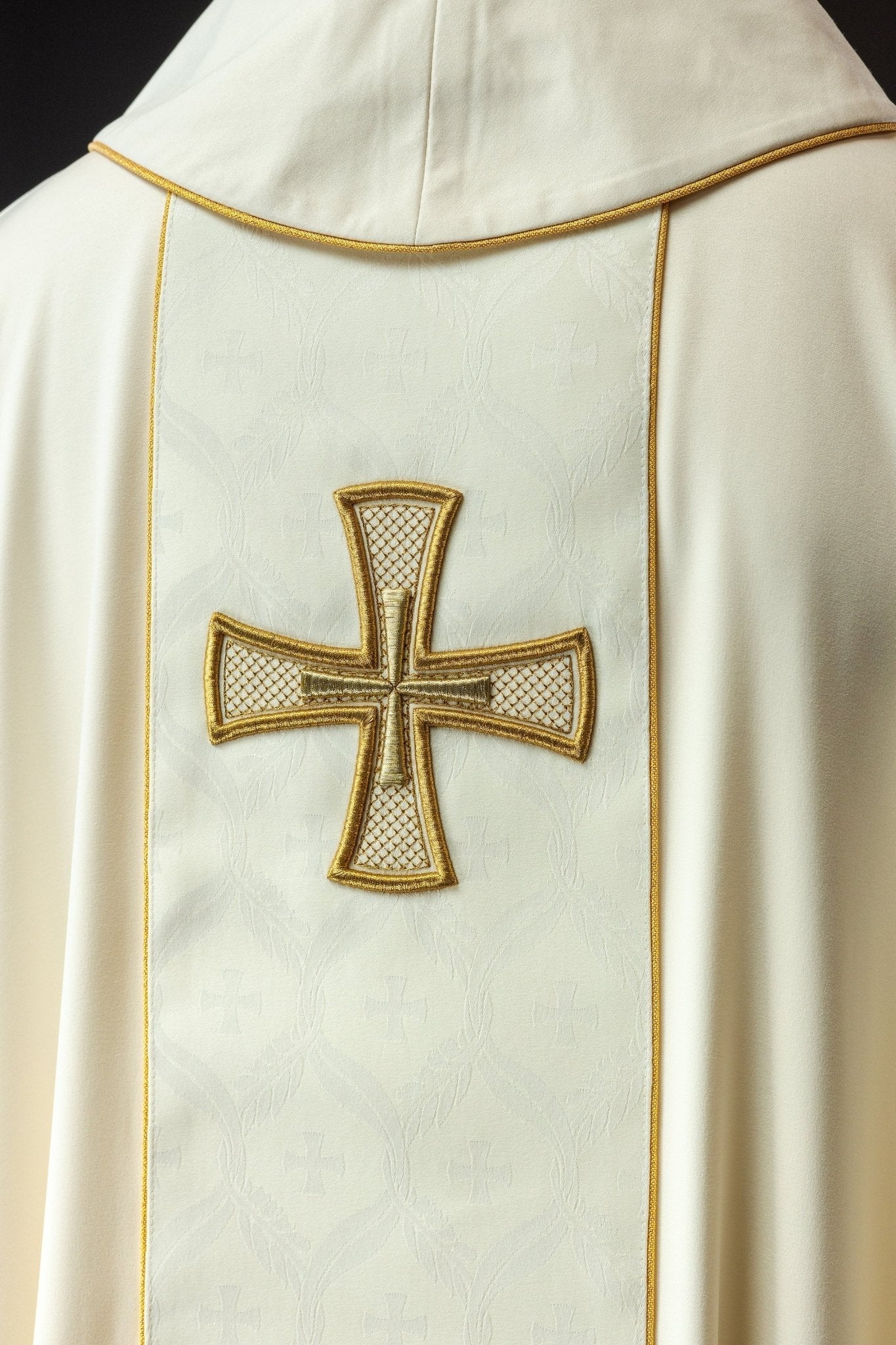 Embroidered chasuble with belt and cross KOR/397/05/53 - HAFTINAUSA.COM