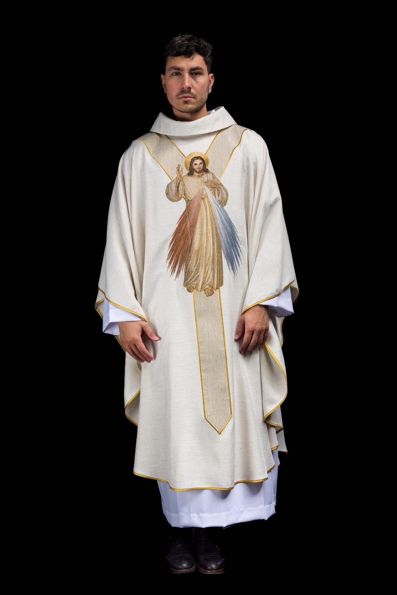 Embroidered chasuble with the image of Jesus the Merciful ecru KOW2/042/05/100 - CHASUBLES.COM