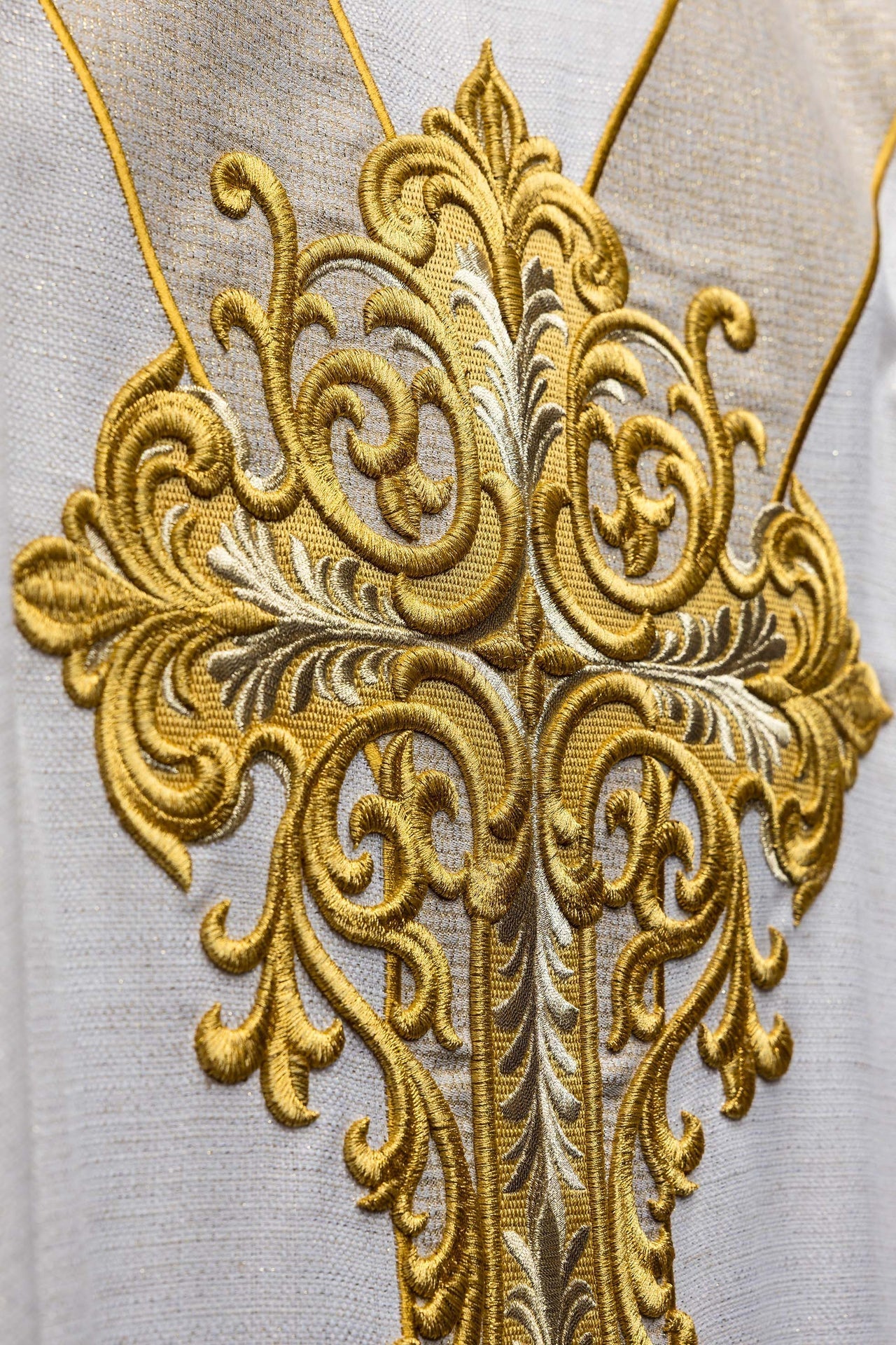 Embroidered chasuble with the image of Jesus the Merciful ecru KOW2/042/05/100 - CHASUBLES.COM