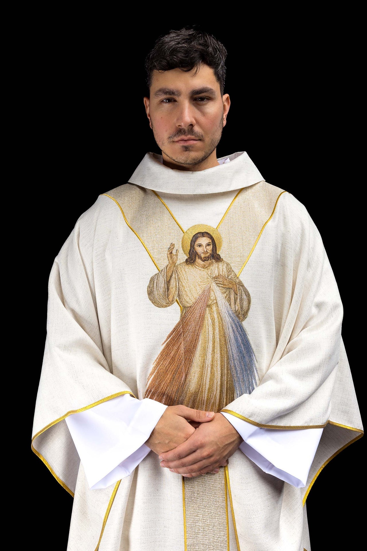 Embroidered chasuble with the image of Jesus the Merciful ecru KOW2/042/05/100 - CHASUBLES.COM