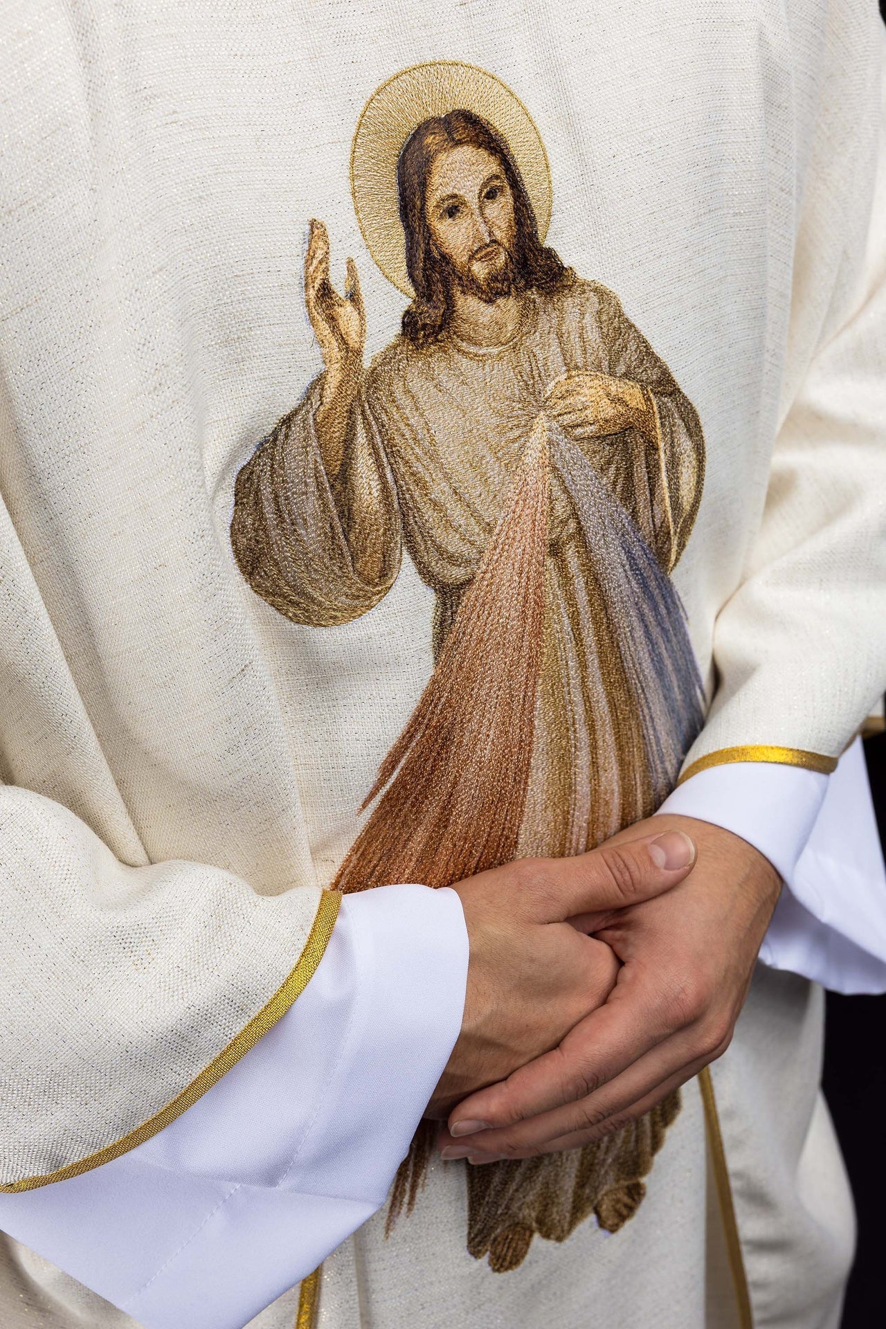 Embroidered chasuble with the image of Jesus the Merciful ecru KOW2/043/05/100 - CHASUBLES.COM