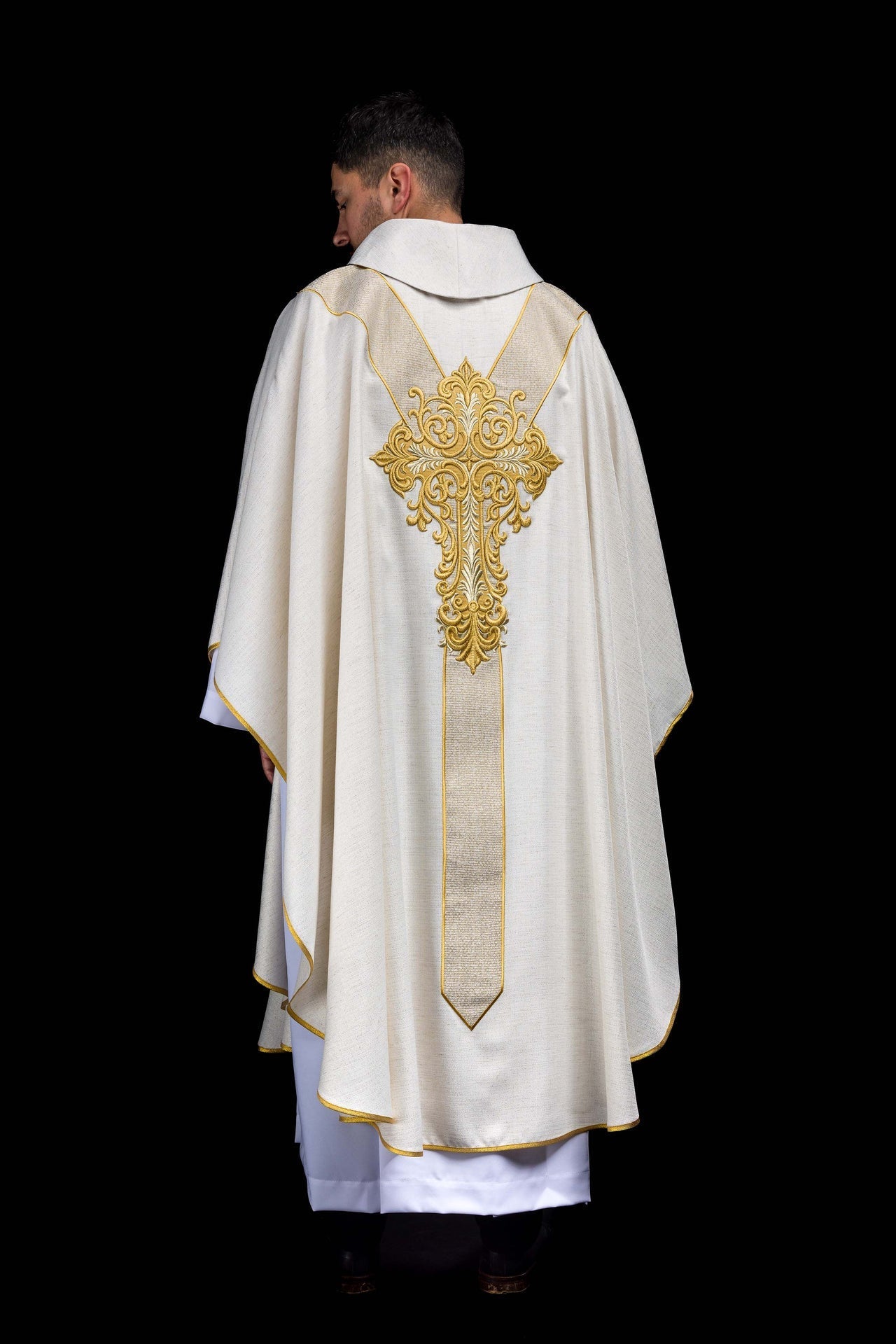 Embroidered chasuble with the image of Jesus the Merciful ecru KOW2/042/05/100 - CHASUBLES.COM
