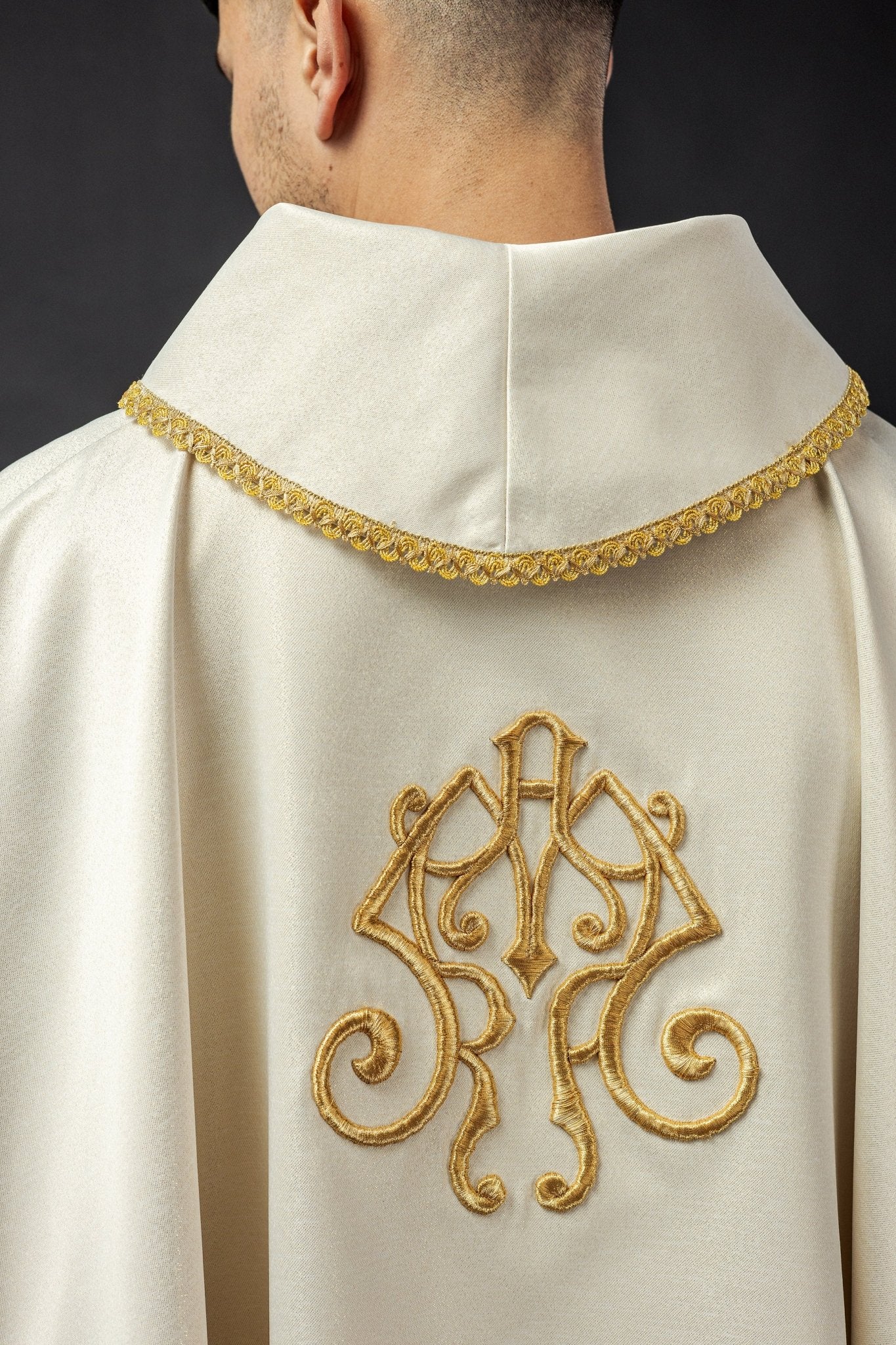 Embroidered chasuble with the image of Our Lady of Thunder KOW2/021/05/54 - HAFTINAUSA.COM