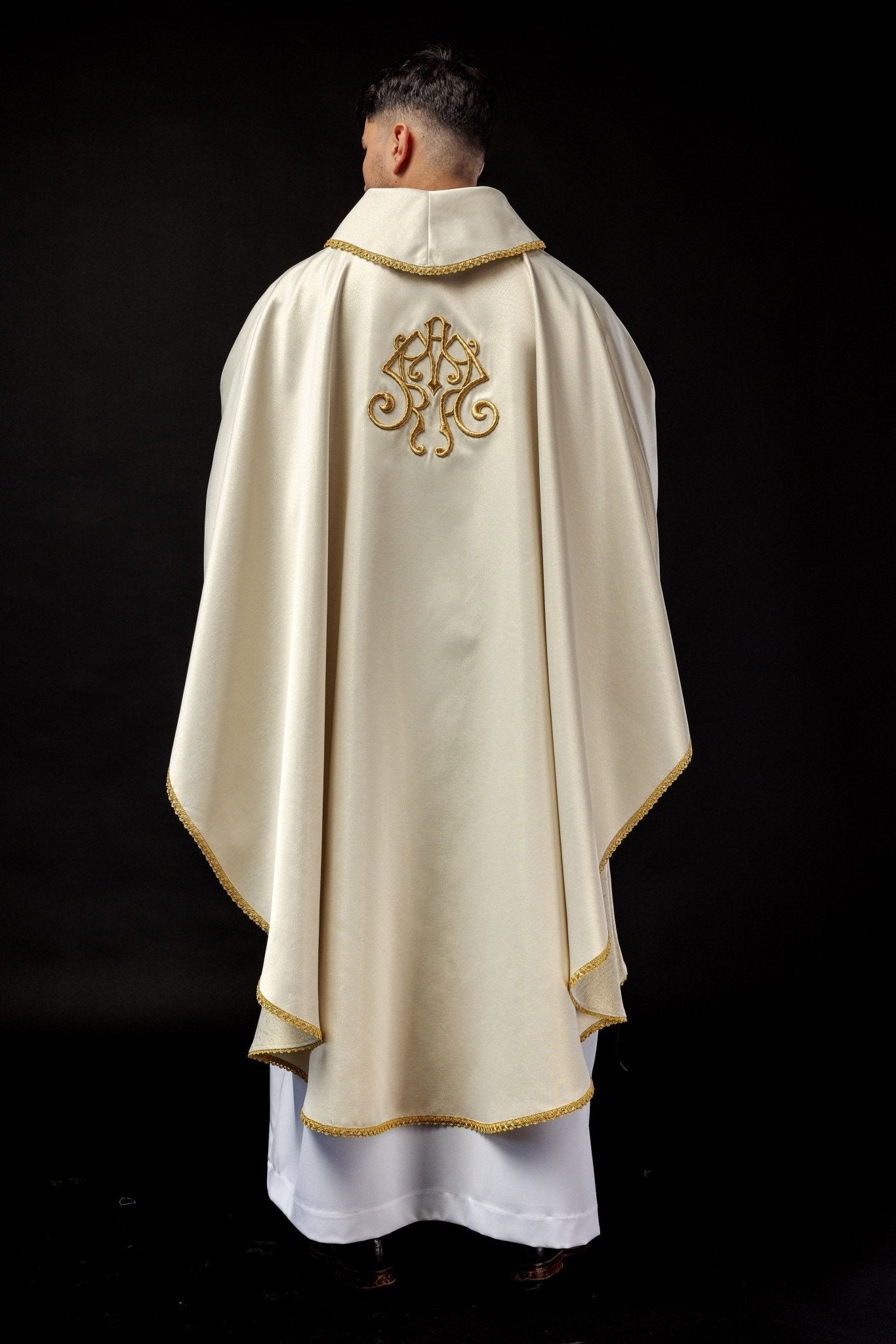 Embroidered chasuble with the image of Our Lady of Thunder KOW2/021/05/54 - HAFTINAUSA.COM