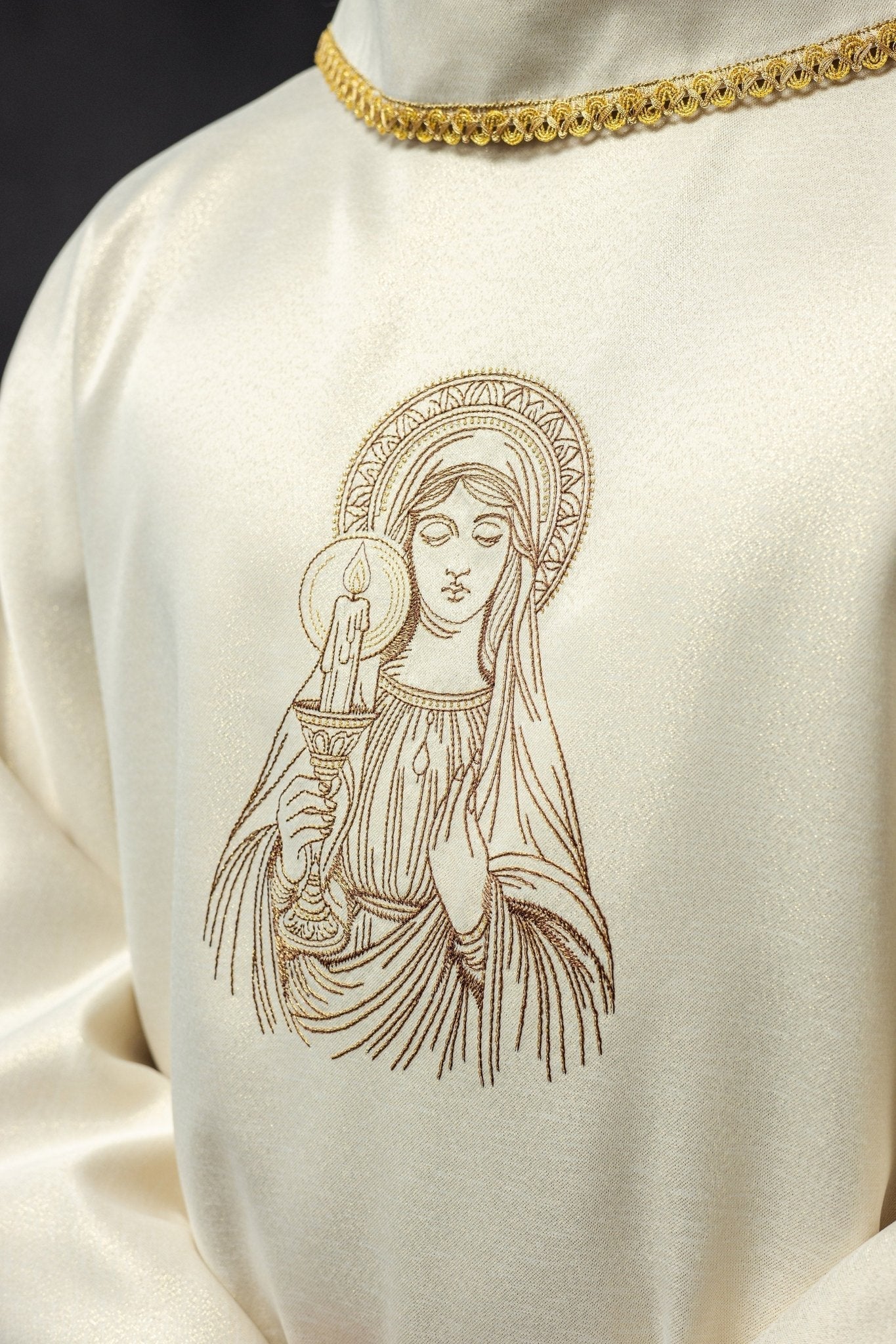 Embroidered chasuble with the image of Our Lady of Thunder KOW2/021/05/54 - HAFTINAUSA.COM