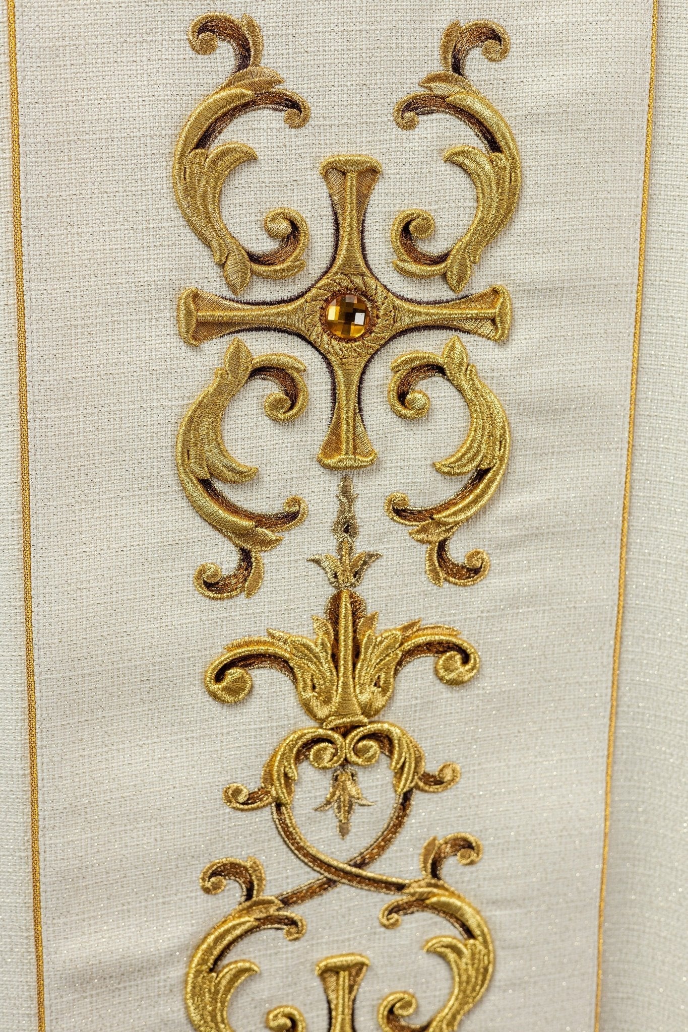 Embroidered chasuble with the image of Saint Anthony KOW2/019/05/71 - HAFTINAUSA.COM