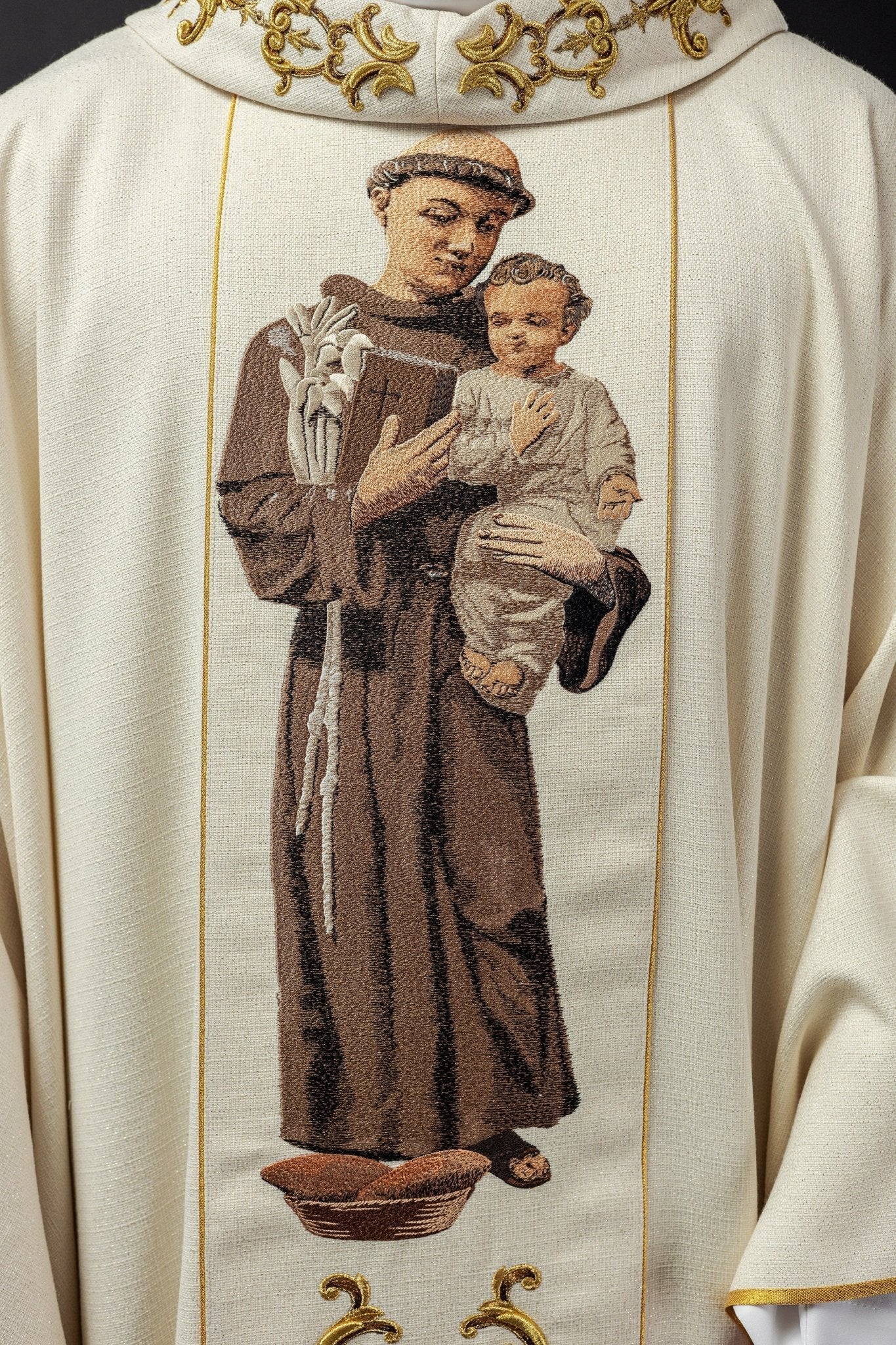Embroidered chasuble with the image of Saint Anthony KOW2/019/05/71 - HAFTINAUSA.COM