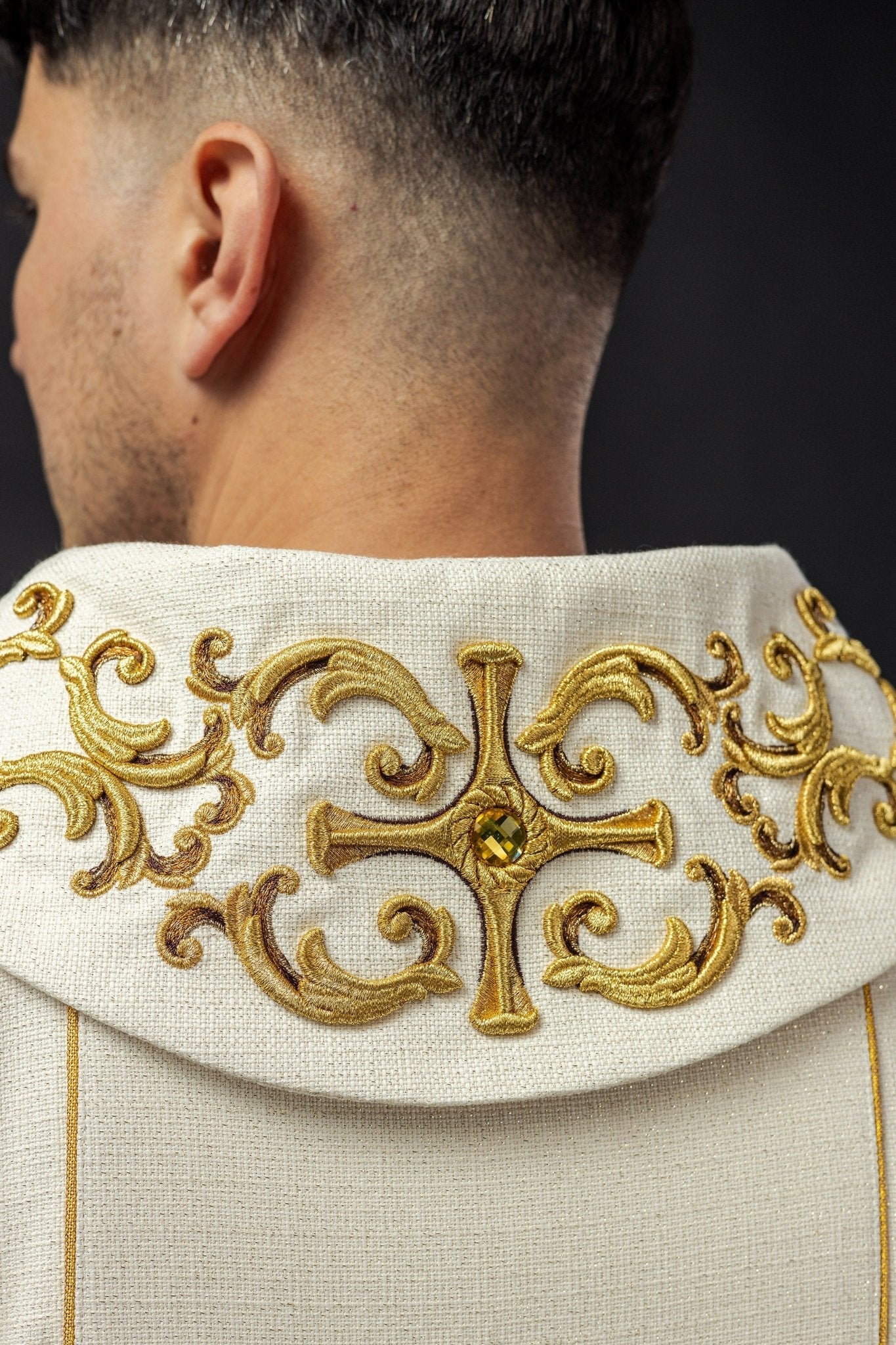Embroidered chasuble with the image of Saint Anthony KOW2/019/05/71 - HAFTINAUSA.COM