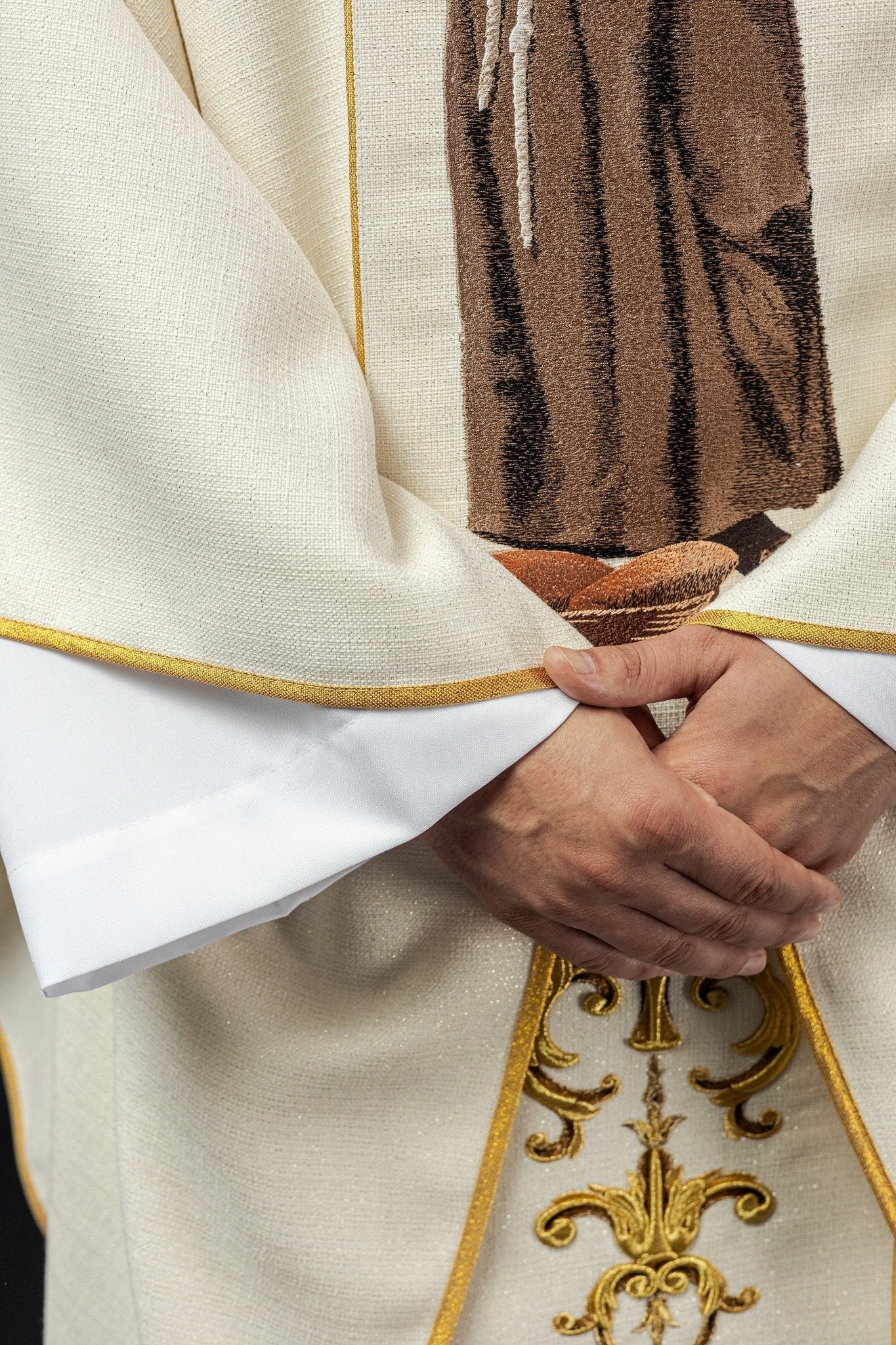 Embroidered chasuble with the image of Saint Anthony KOW2/019/05/71 - HAFTINAUSA.COM