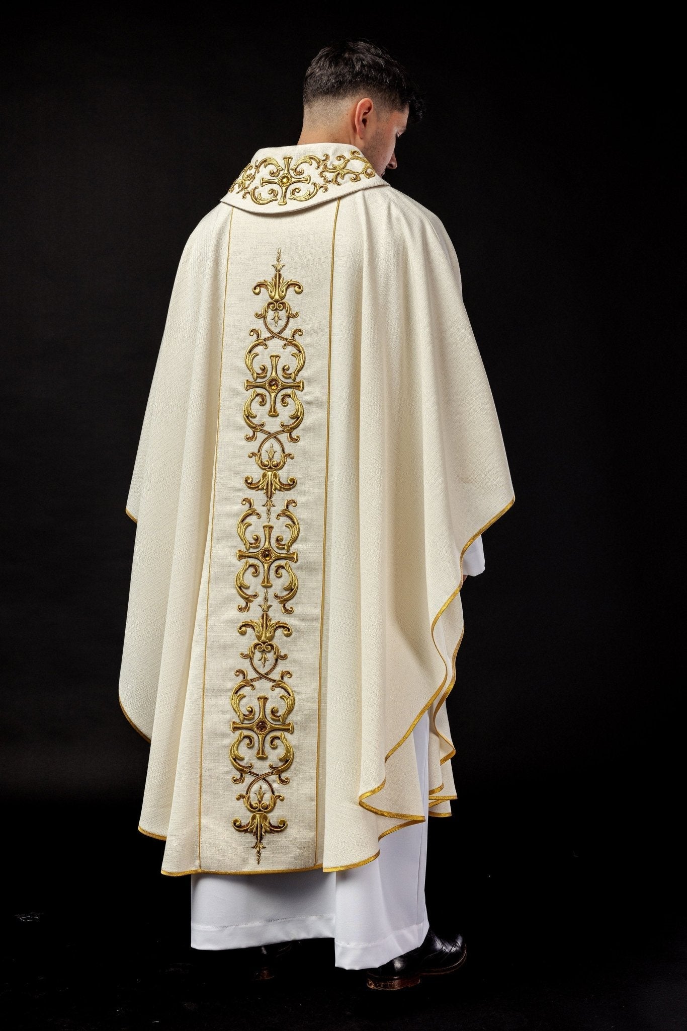 Embroidered chasuble with the image of Saint Anthony KOW2/019/05/71 - HAFTINAUSA.COM