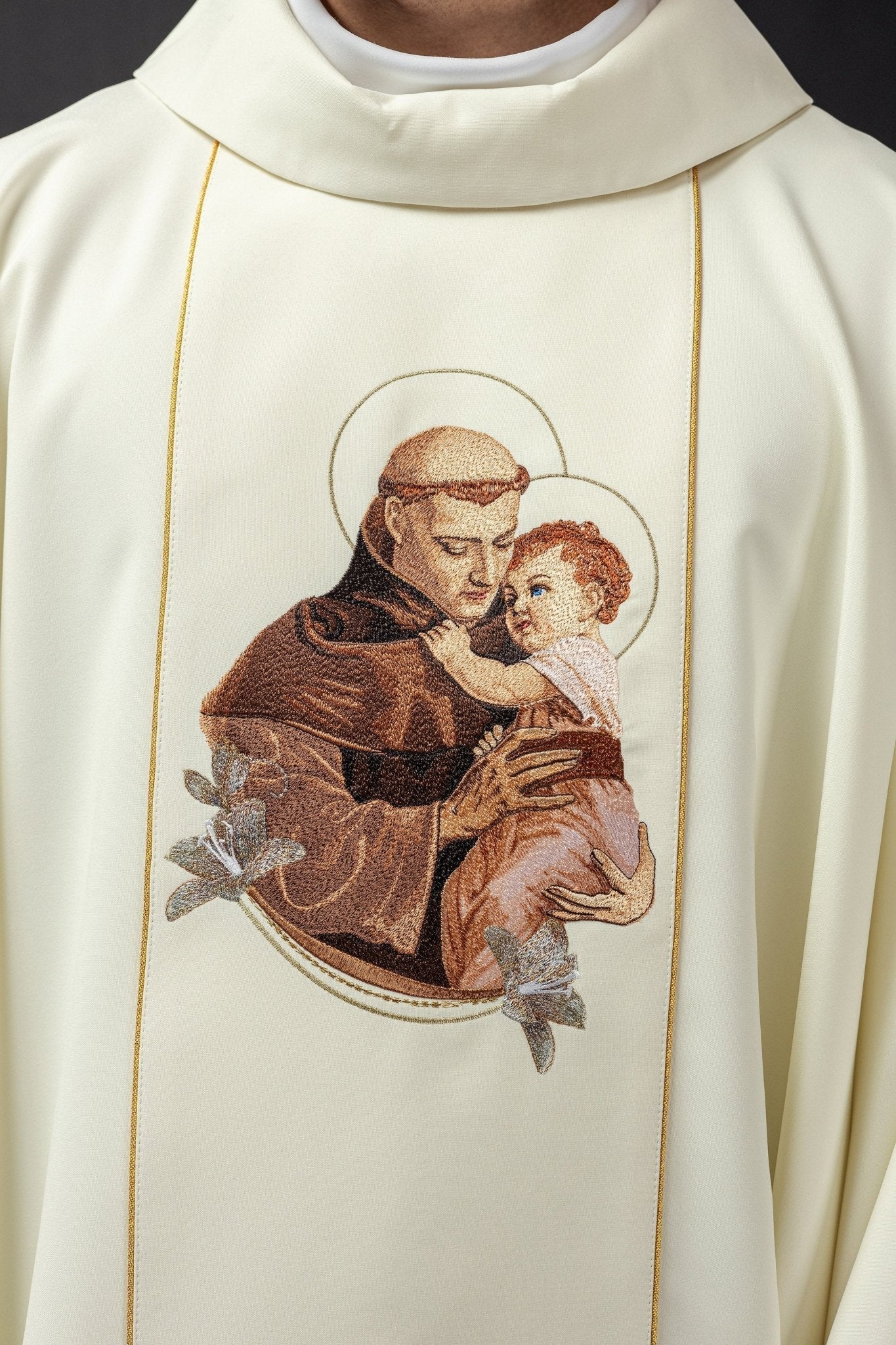 Embroidered chasuble with the image of Saint Anthony KOW2/016/05/53 - HAFTINAUSA.COM