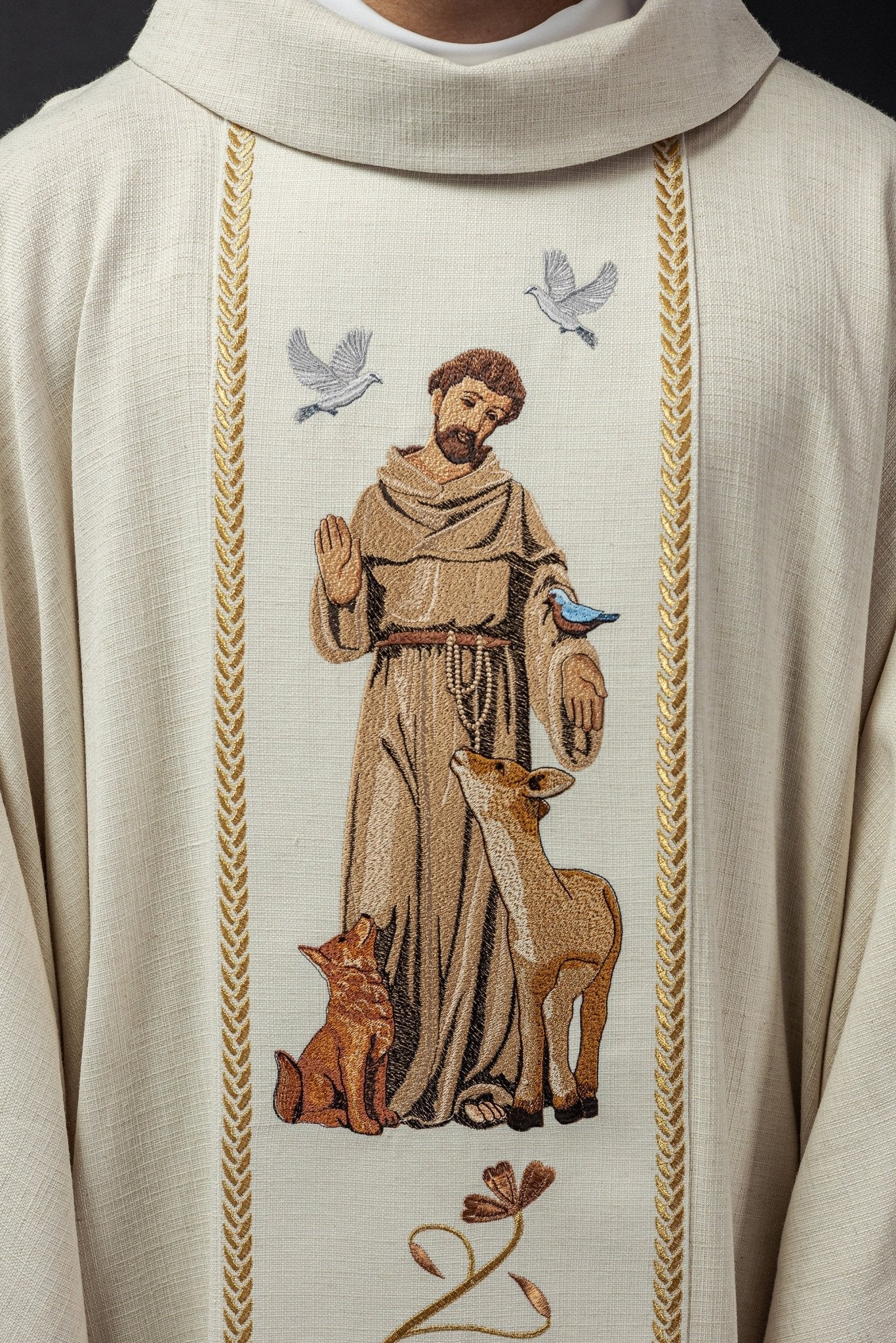 Embroidered chasuble with the image of St. Francis KOW2/017/05/49 - HAFTINAUSA.COM