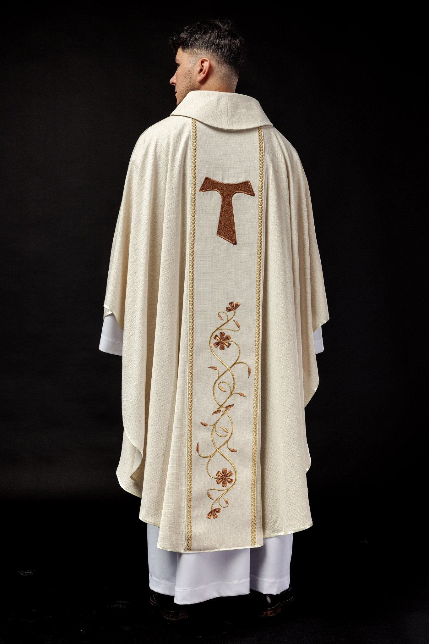 Embroidered chasuble with the image of St. Francis KOW2/017/05/49 - HAFTINAUSA.COM