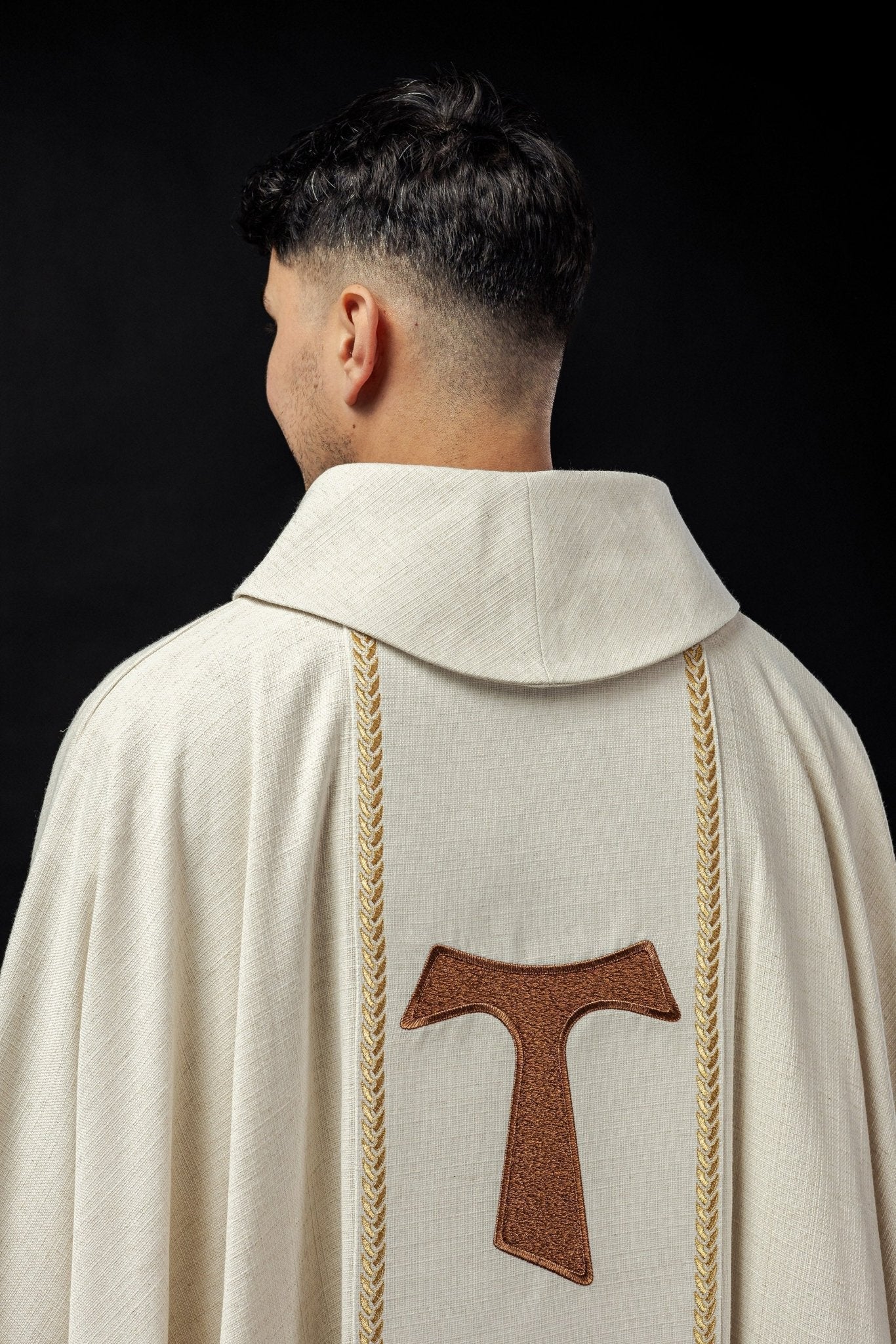 Embroidered chasuble with the image of St. Francis KOW2/017/05/49 - HAFTINAUSA.COM