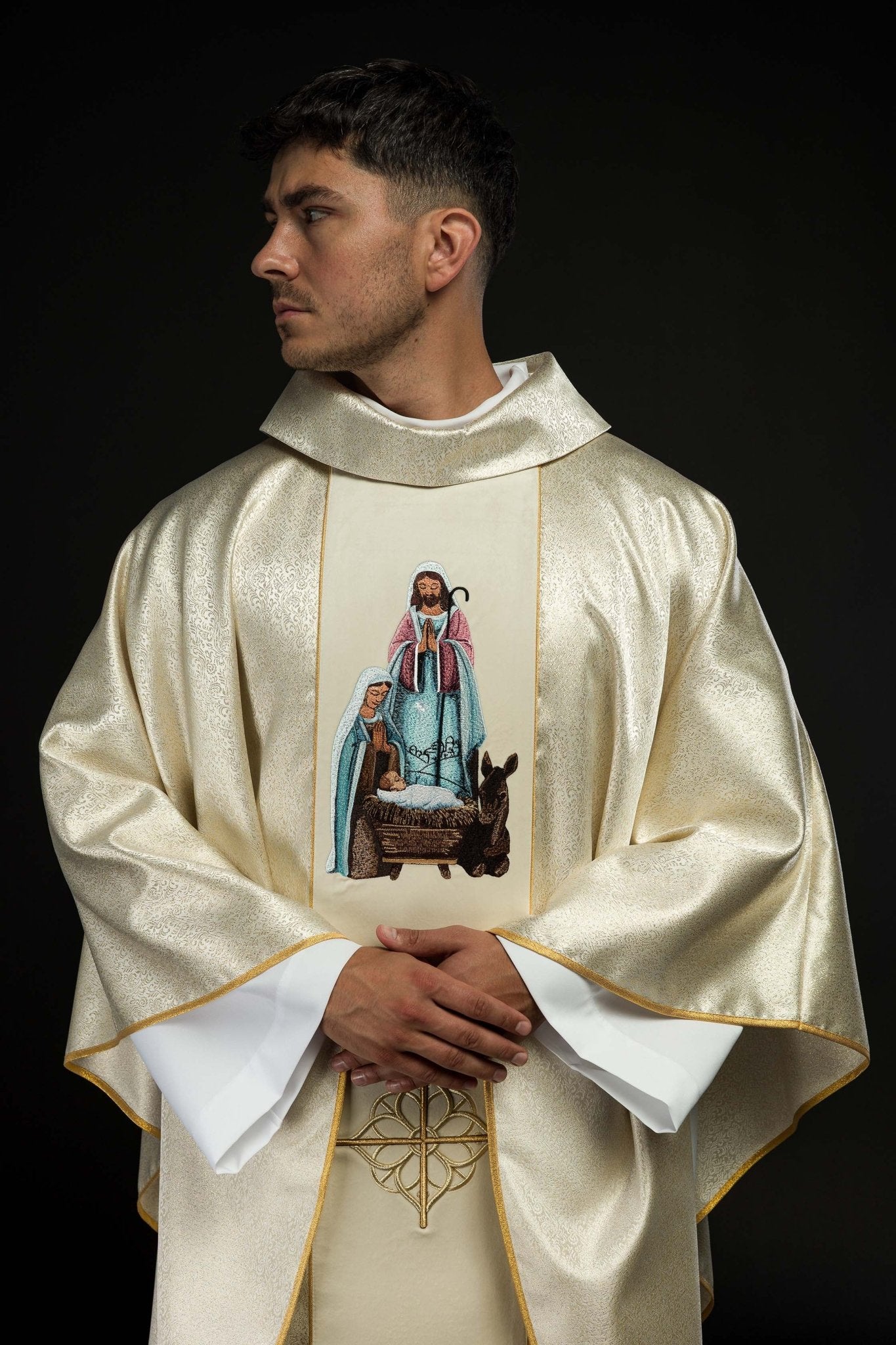 Embroidered Chasuble with the image of the Holy Family on gold fabric KOR/291/05/74 ECRU - CHASUBLES.COM