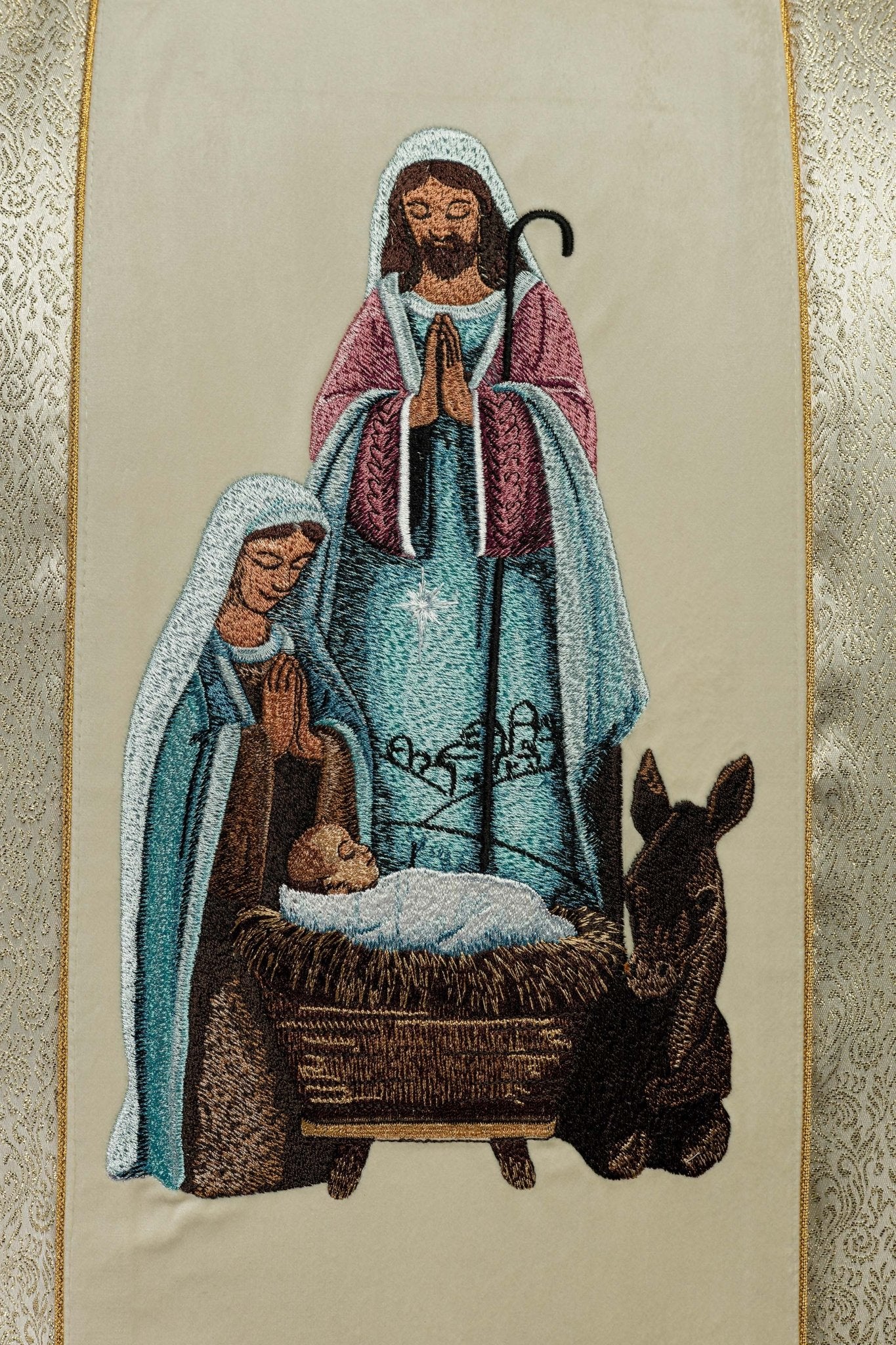 Embroidered Chasuble with the image of the Holy Family on gold fabric KOR/291/05/74 ECRU - CHASUBLES.COM