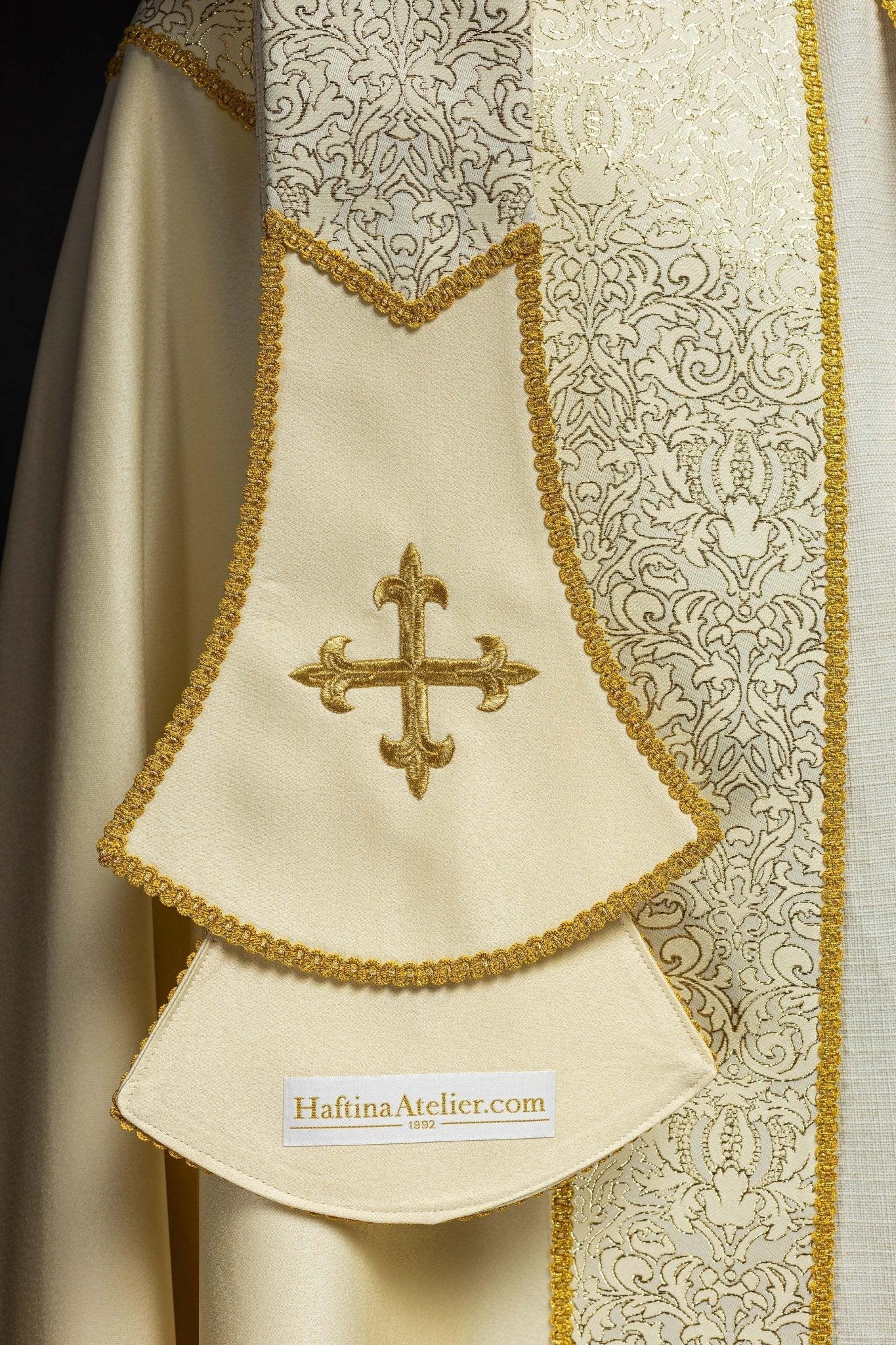 Embroidered cope decorated with ecru jacquard fabric KKP/160/05/20 145cm - HAFTINAUSA.COM