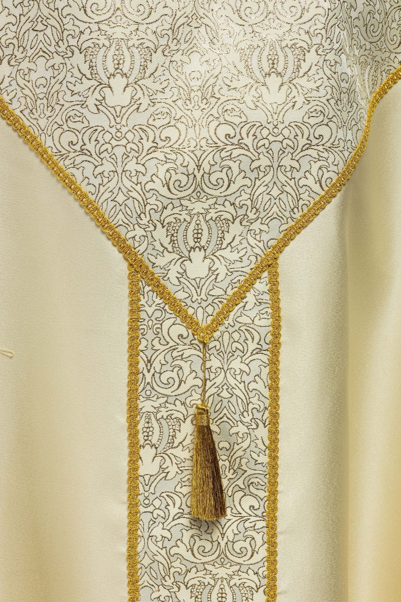 Embroidered cope decorated with ecru jacquard fabric KKP/160/05/20 145cm - HAFTINAUSA.COM