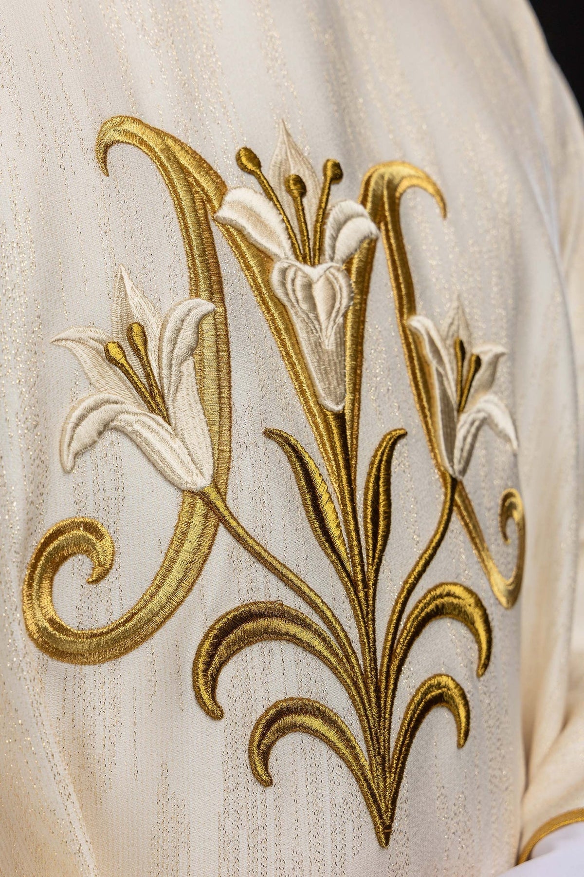 Embroidered ecru chasuble with a Marian motif LE/7051/05 - CHASUBLES.COM