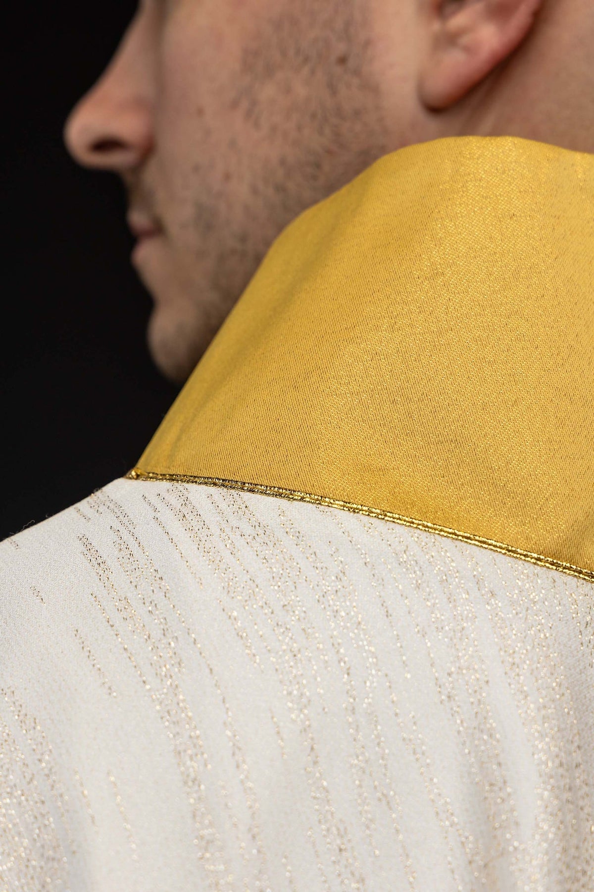 Embroidered ecru chasuble with a Marian motif LE/7051/05 - CHASUBLES.COM