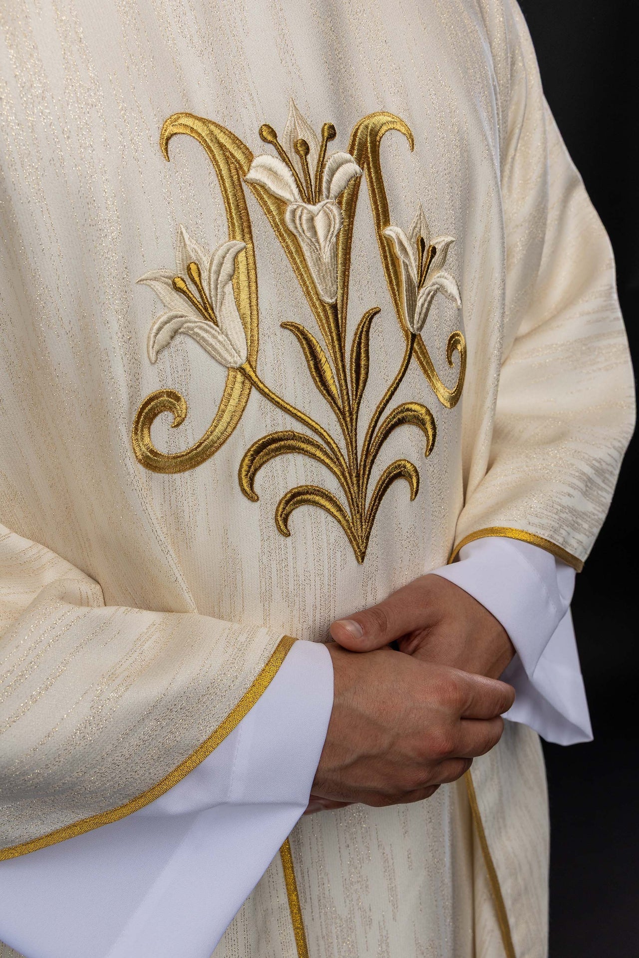 Embroidered ecru chasuble with a Marian motif LE/7051/05 - CHASUBLES.COM