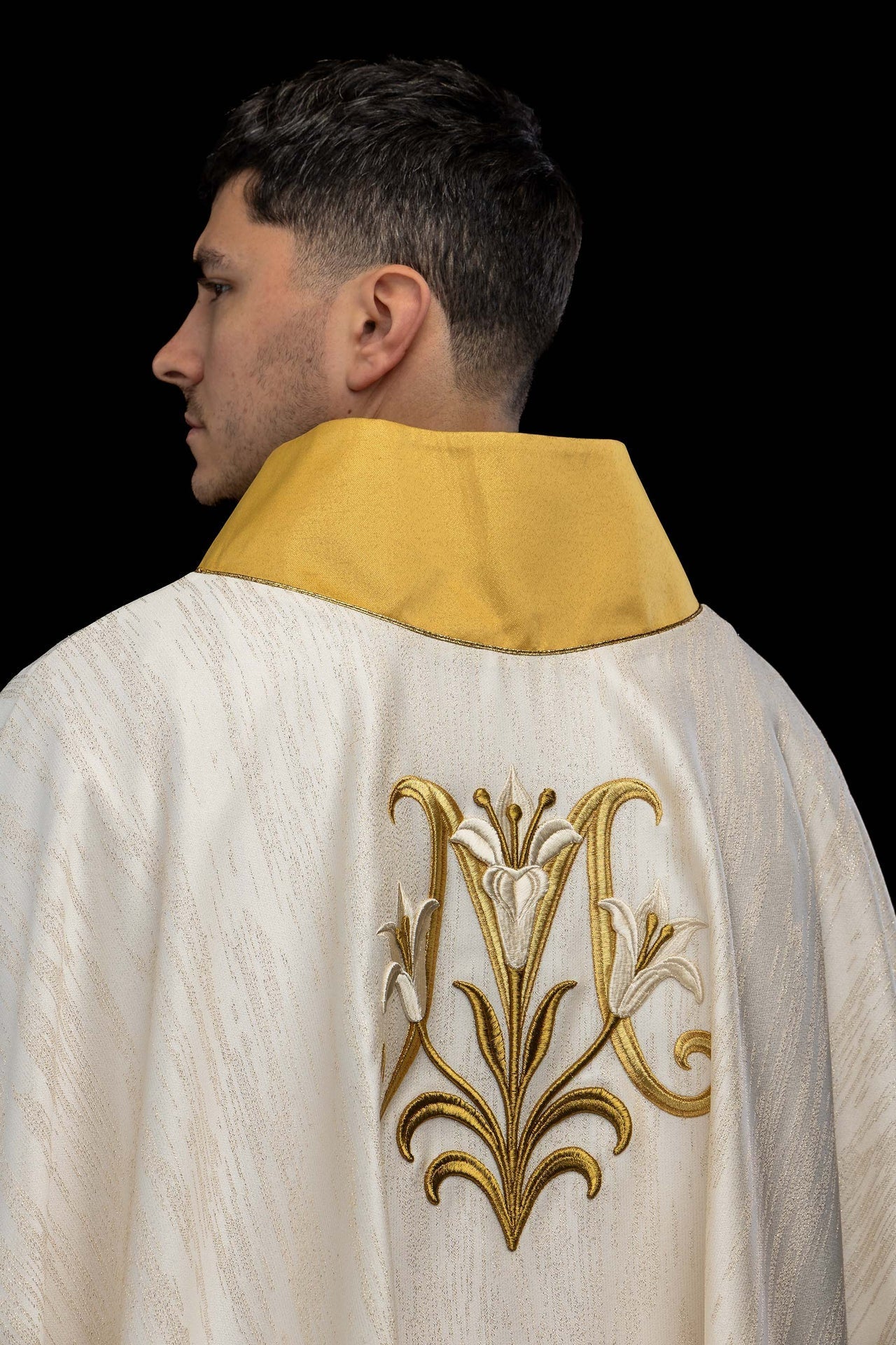 Embroidered ecru chasuble with a Marian motif LE/7051/05 - CHASUBLES.COM