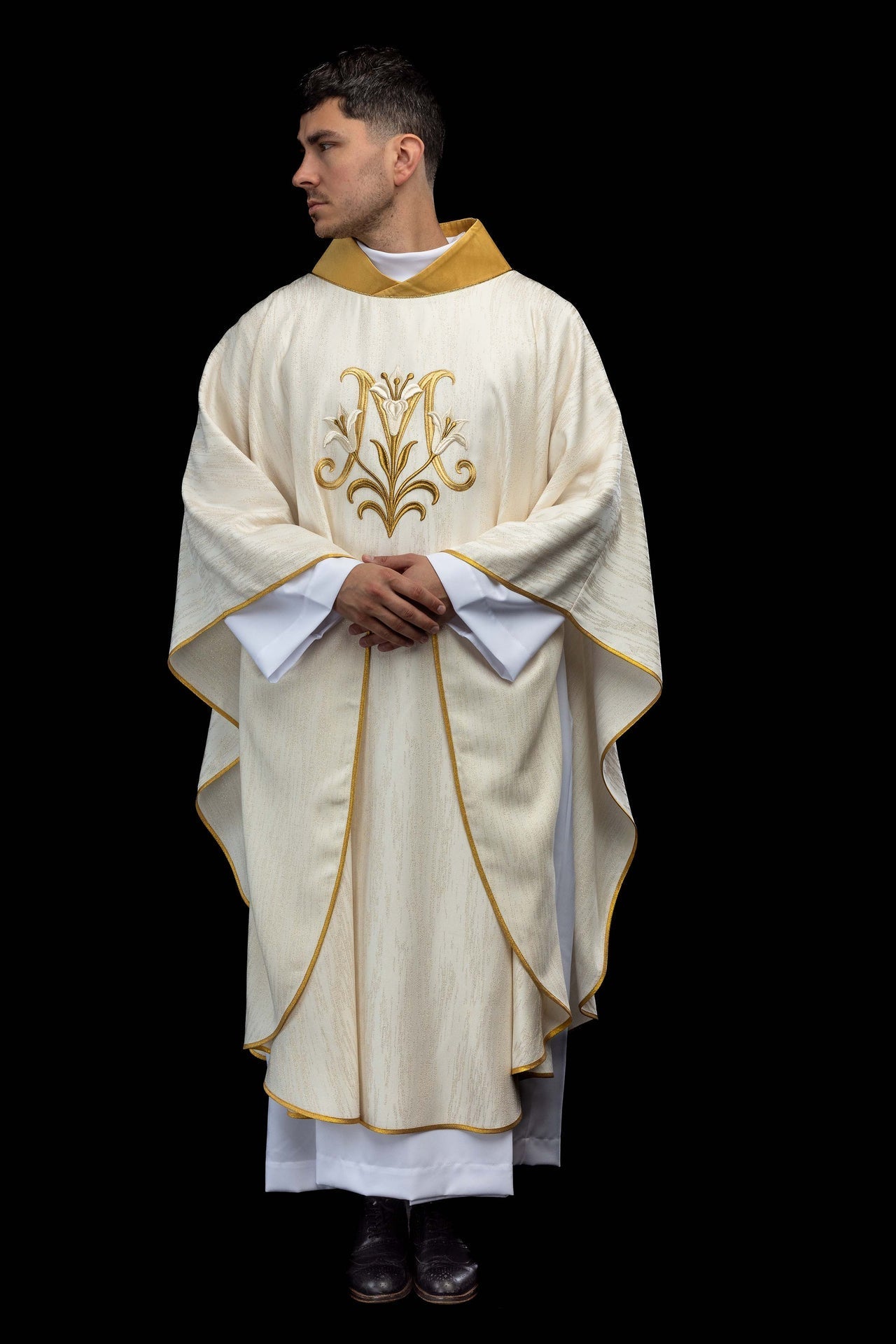 Embroidered ecru chasuble with a Marian motif LE/7051/05 - CHASUBLES.COM