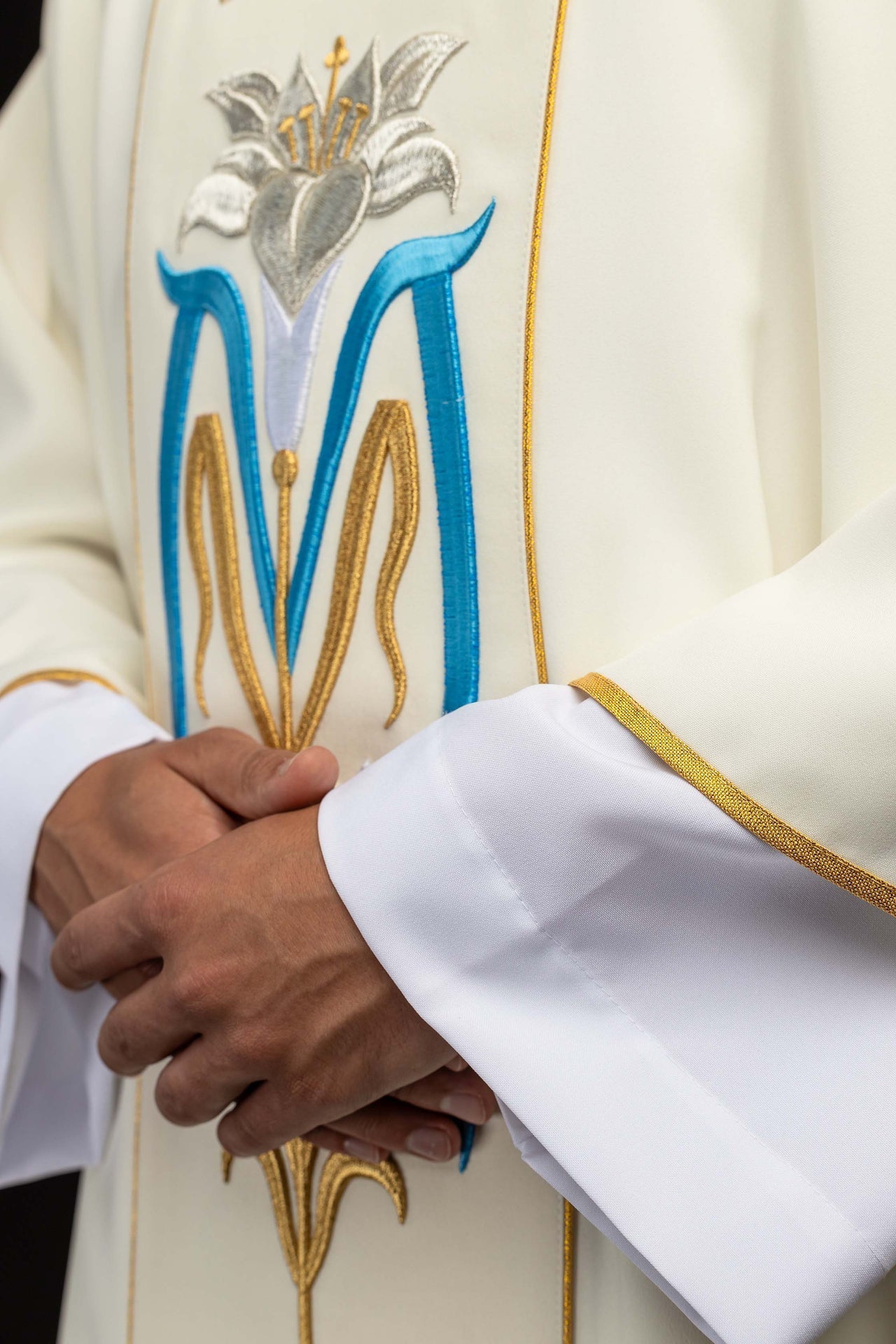Embroidered ecru dalmatic with a Marian symbol KDL/058/05/01/A ECRU - CHASUBLES.COM