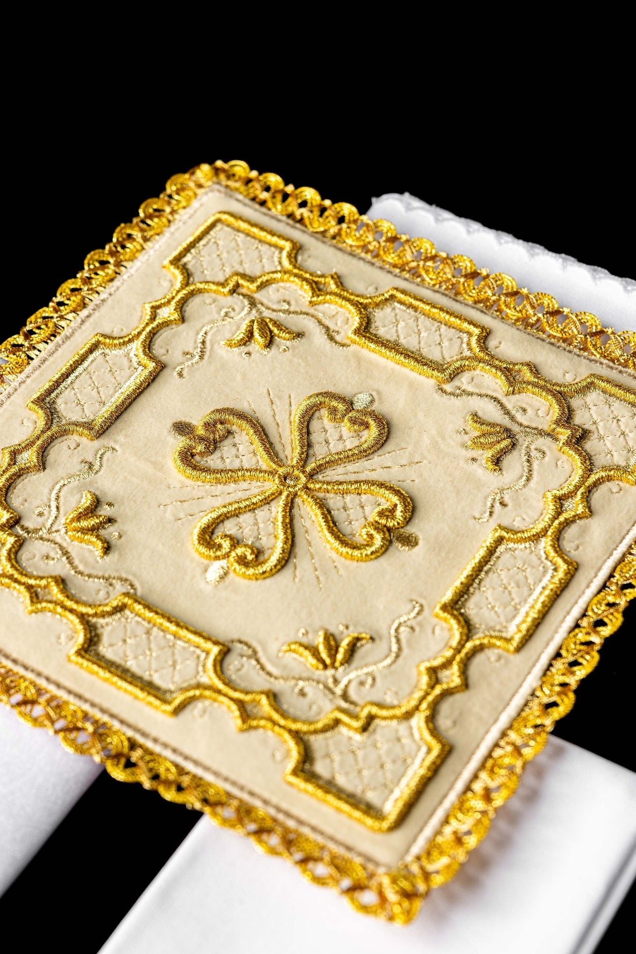 Embroidered ecru velvet Chalice Linen Set KDT/5035/05/W - CHASUBLES.COM