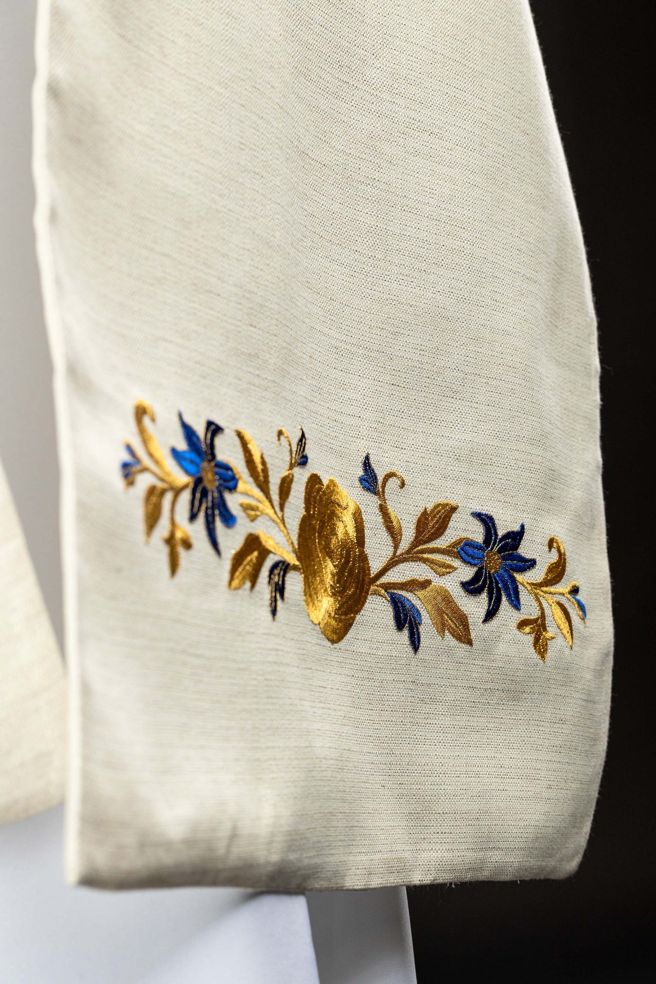 Embroidered humeral veil with a Marian symbol LE/4045/05 - CHASUBLES.COM