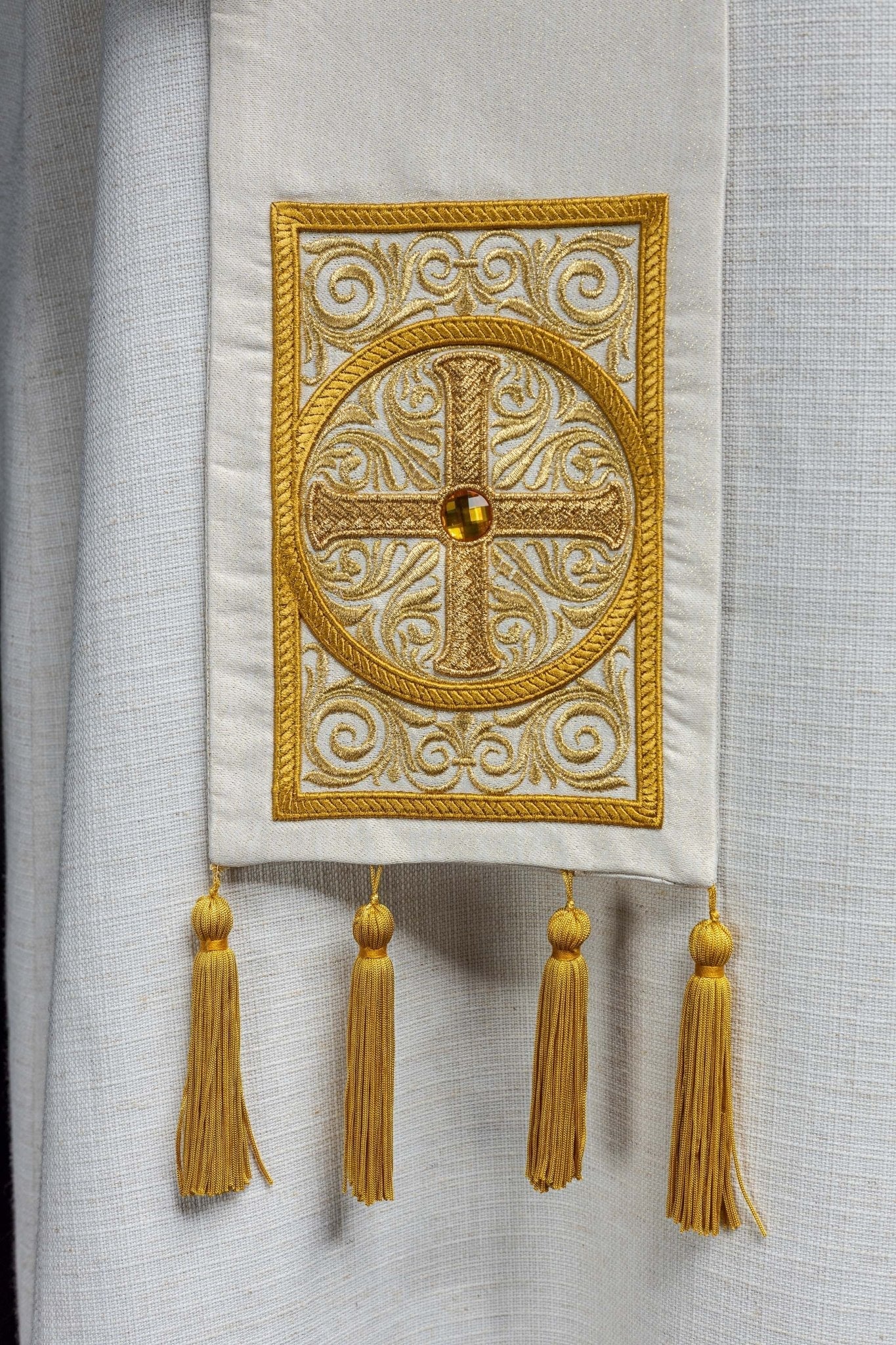 Embroidered priestly stole adorned with tassels in ecru LE/2012/05 - HAFTINAUSA.COM
